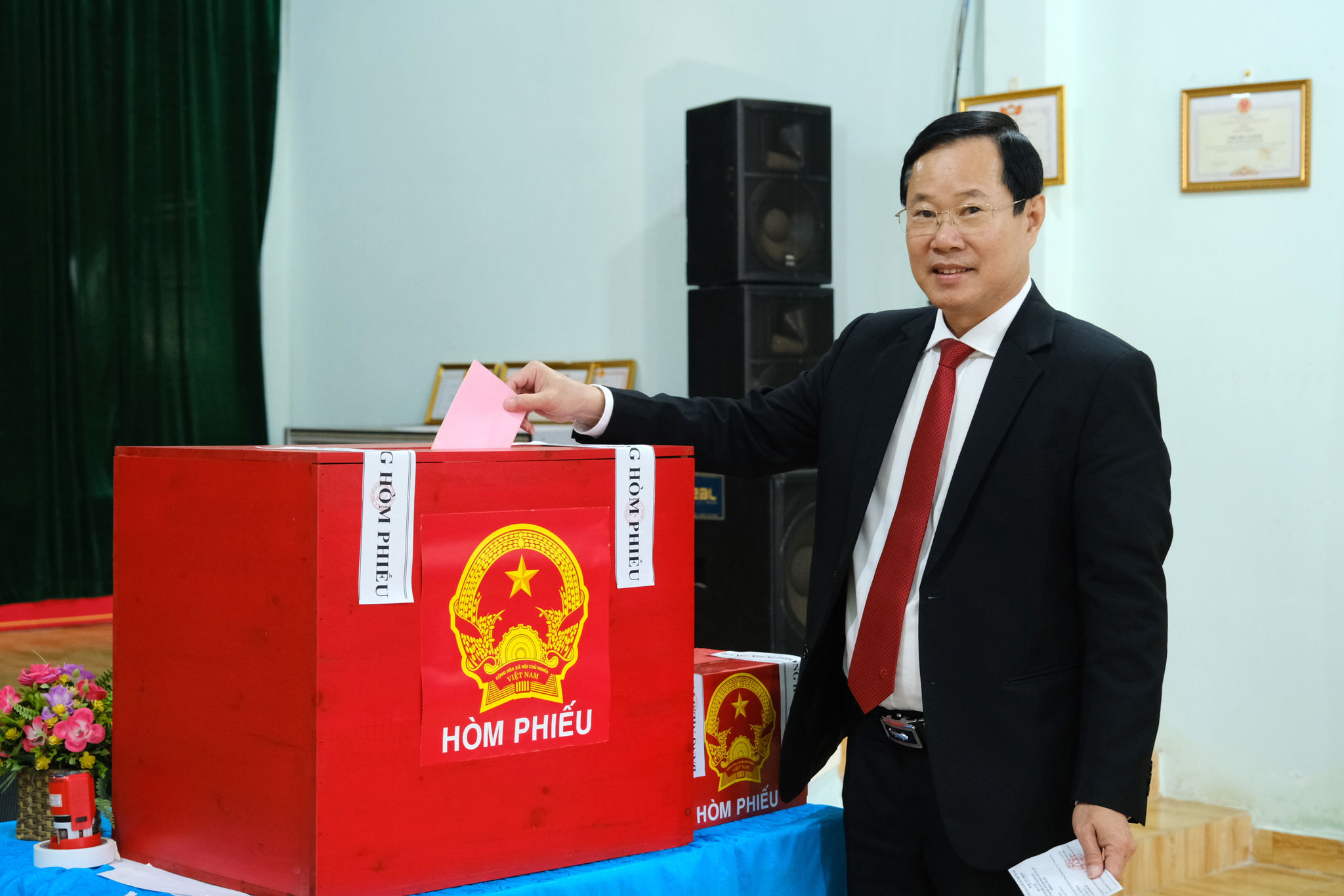 Đồng chí Phạm Triều, Ủy viên Ban Thường vụ Tỉnh ủy, Phó Chủ tịch Ủy ban MTTQ Việt Nam tỉnh tham gia bỏ phiếu tại Khu vực bỏ phiếu số 31, thôn 18, xã Di Linh
