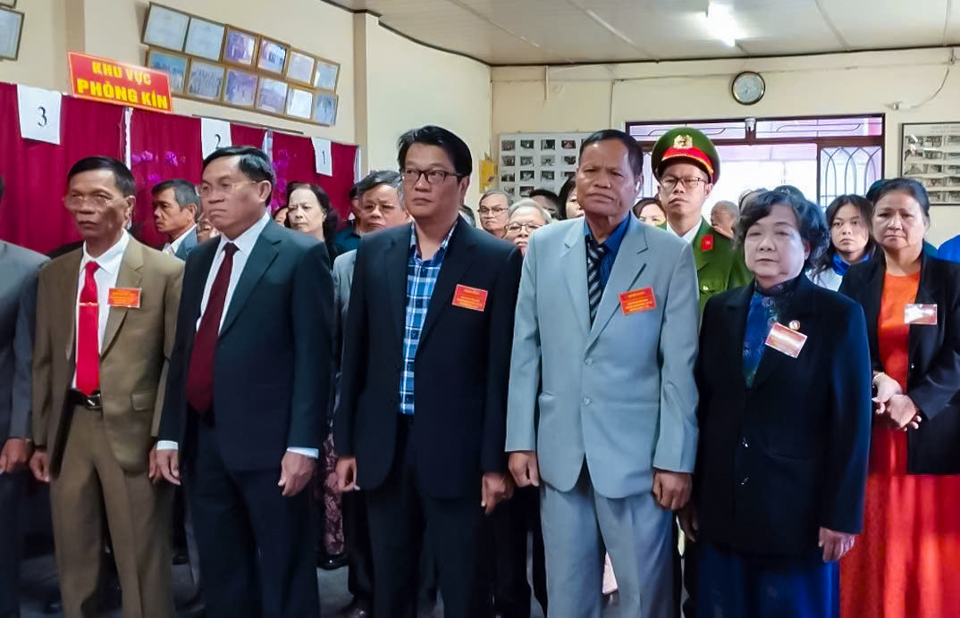 Đồng chí Võ Ngọc Hiệp, Tỉnh ủy viên, Phó Chủ tịch UBND tỉnh dự bỏ phiếu tại Khu vực bỏ phiếu số 12, phường Xuân Hương - Đà Lạt