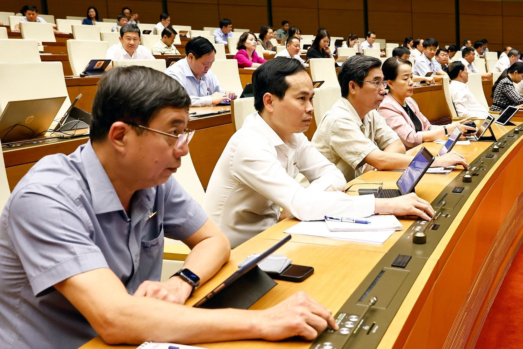 vna-potal-quoc-hoi-bieu-quyet-thong-qua-3-nghi-quyet-quan-trong-8037695.jpg