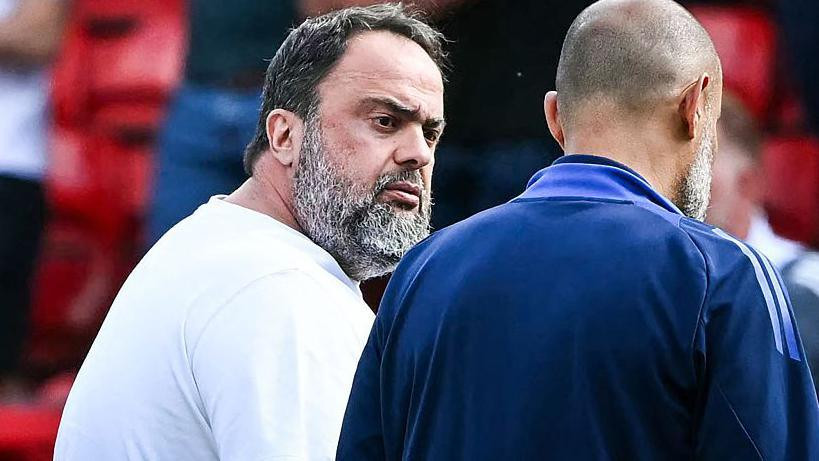 Evangelos Marinakis không ngần ngại thay đổi nhân sự băng ghế huấn luyện khi kết quả không như ý.