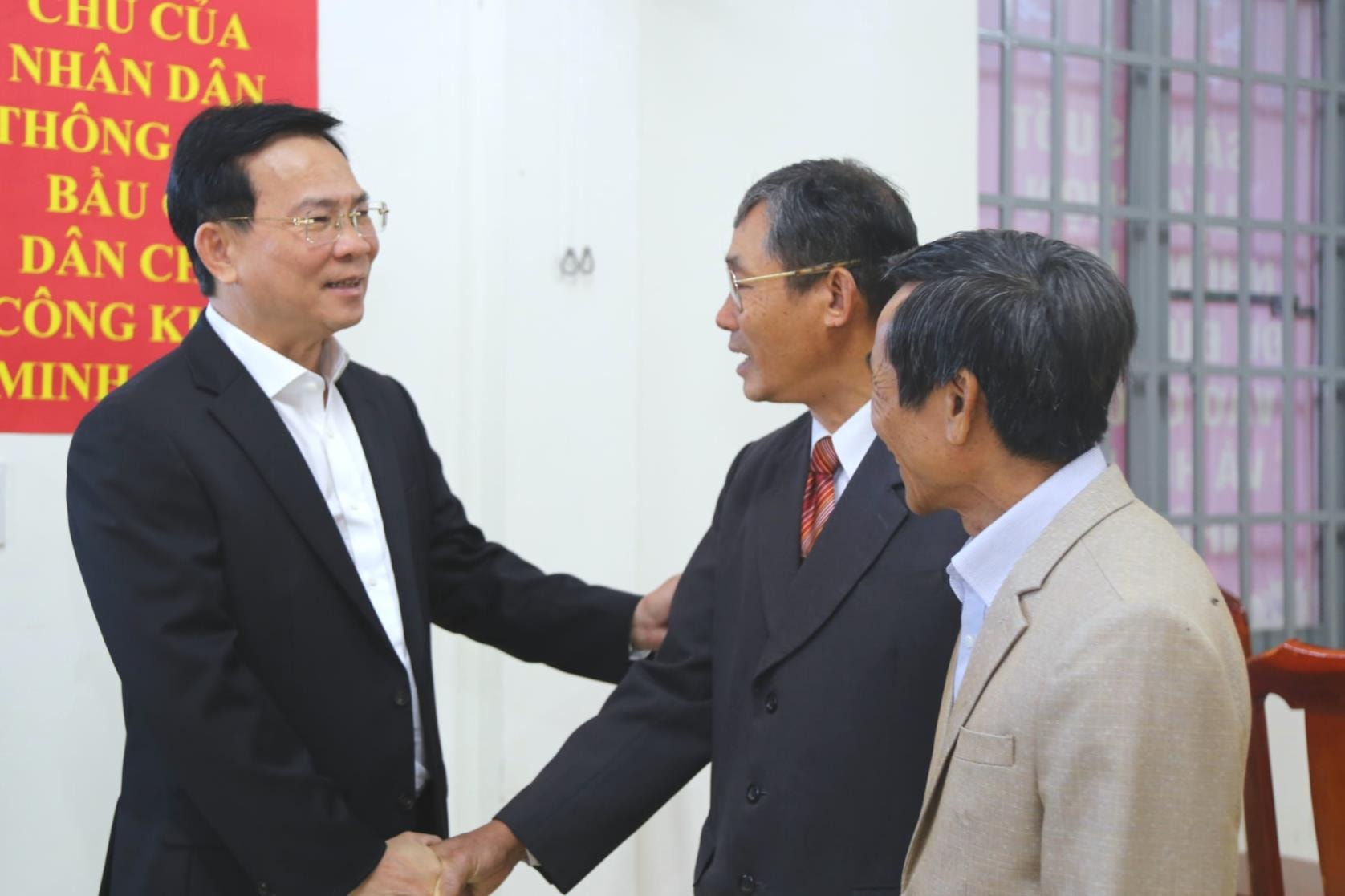 प्रांतीय जन समिति के अध्यक्ष हो वान मुओई, डॉन डुओंग कम्यून के न्गिया थी गांव में मतदाताओं से बातचीत कर रहे हैं।