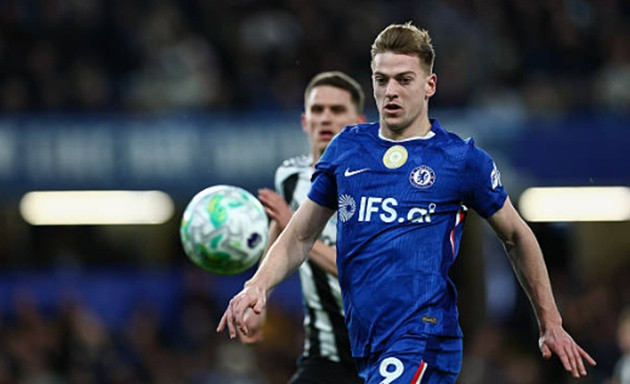 Liam Delap thể hiện sự thất vọng trong màu áo Chelsea