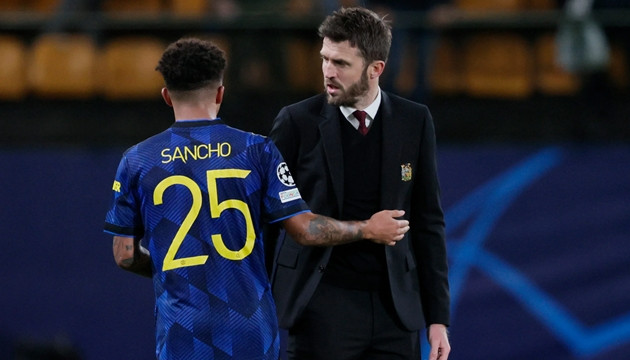Michael Carrick nỗ lực giải quyết bài toán nhân sự tại Man United.