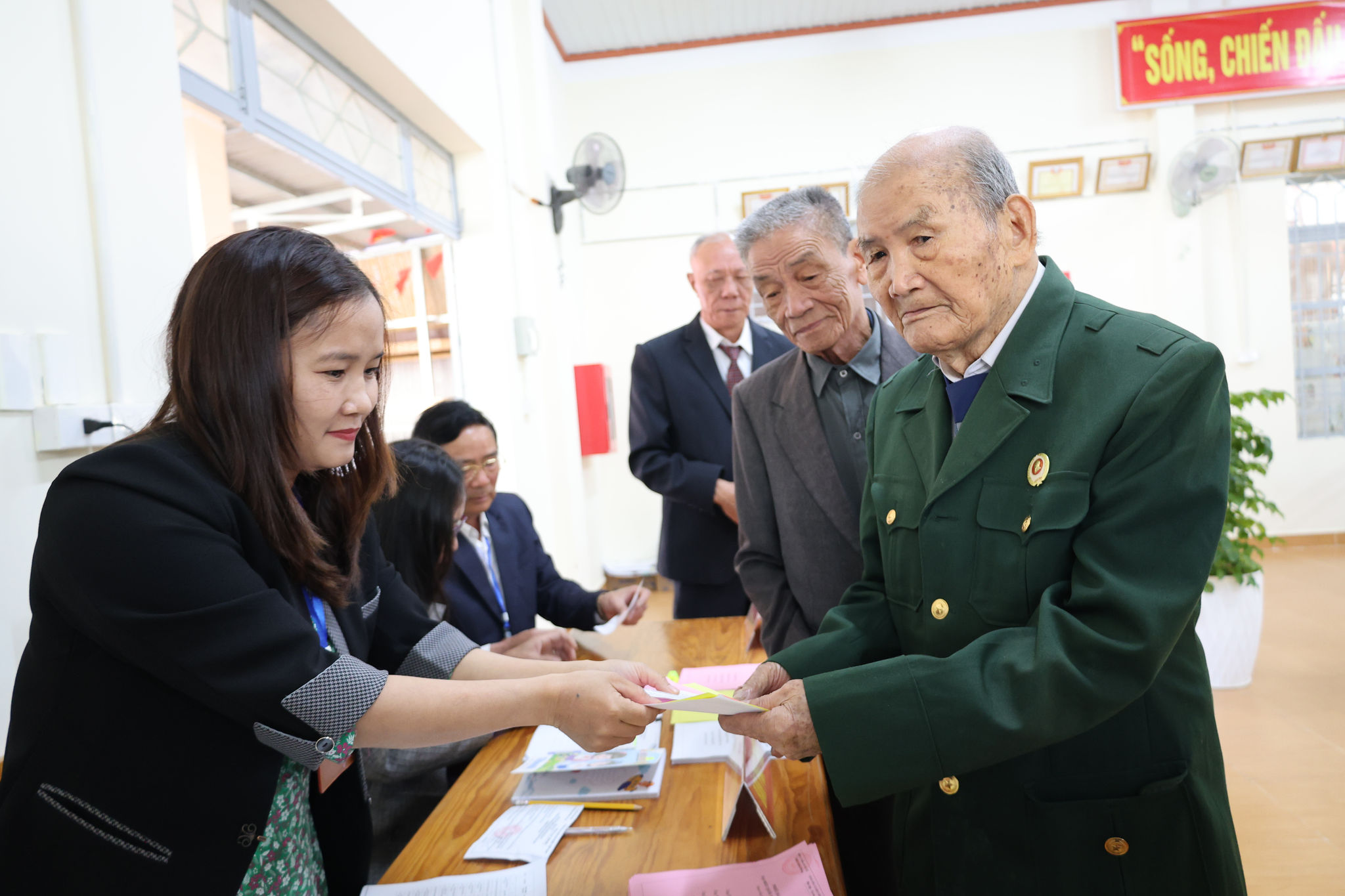 Nhiều cử tri lớn tuổi tích cực đi bỏ phiếu đã lan tỏa niềm tin, trách nhiệm của công dân t ngày hội non sông