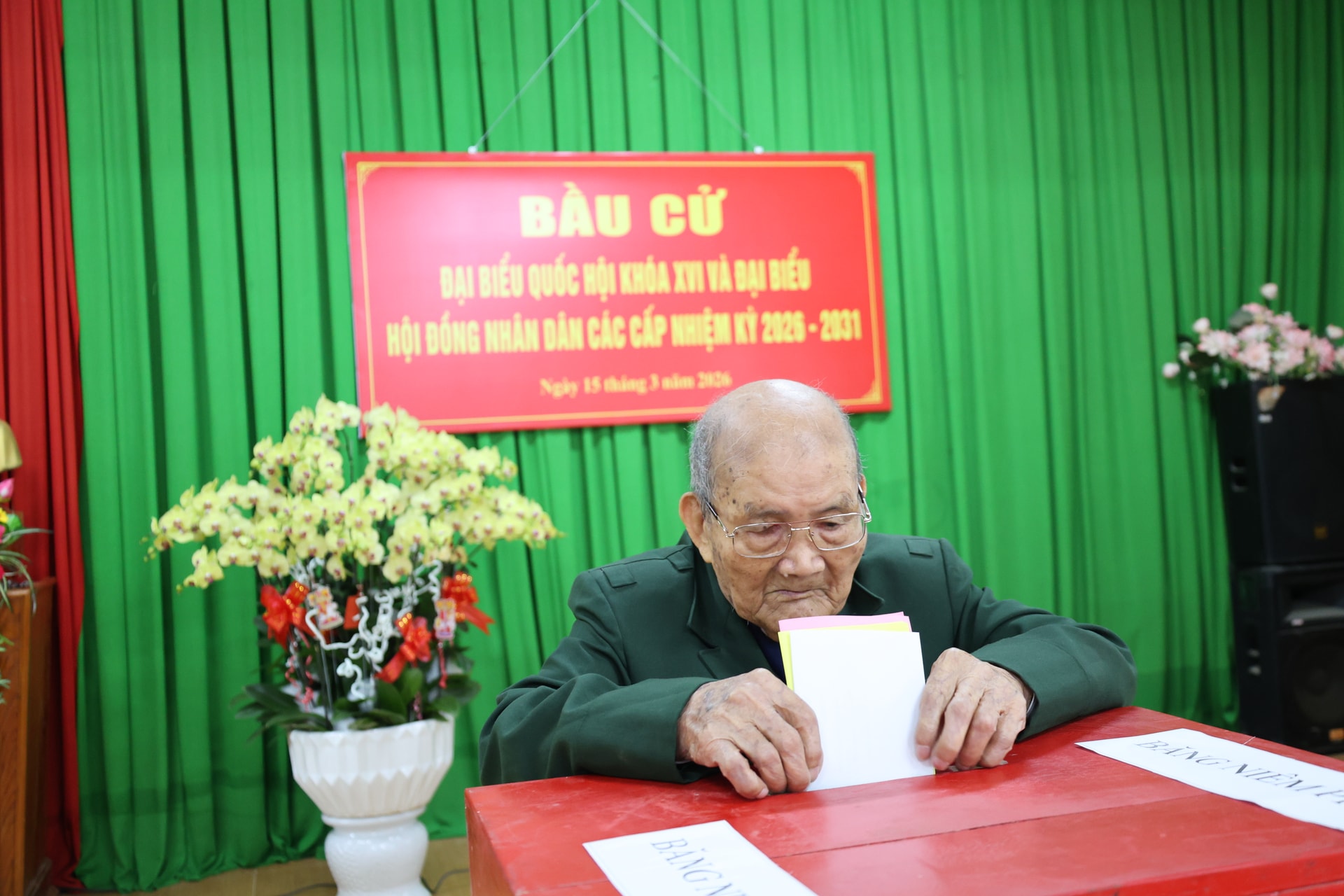 103 वर्ष की आयु में भी, श्री न्गुउ ने व्यक्तिगत रूप से मतदान करने जाकर अपने अधिकार का प्रयोग किया और अपने कर्तव्य का निर्वाह किया।