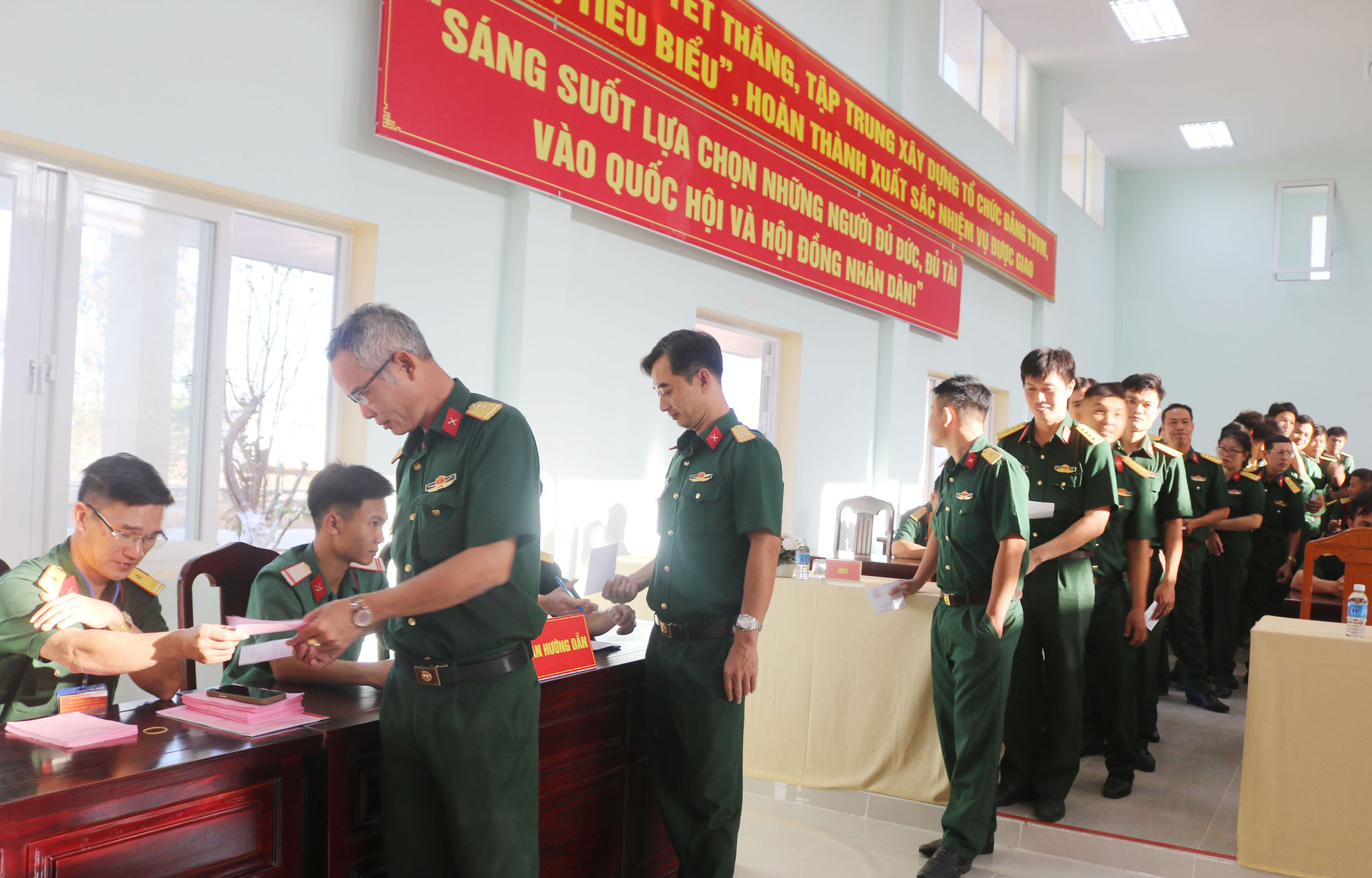 Cán bộ, chiến sĩ Trung đoàn bộ binh 812 và Đại đội trinh sát Cơ giới 3 của Phòng tham mưu Bộ CHQS tỉnh xếp hàng chờ tới lượt bò phiếu.