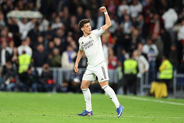 Arda Guler ăn mừng siêu phẩm từ khoảng cách hơn 50m vào lưới Elche.