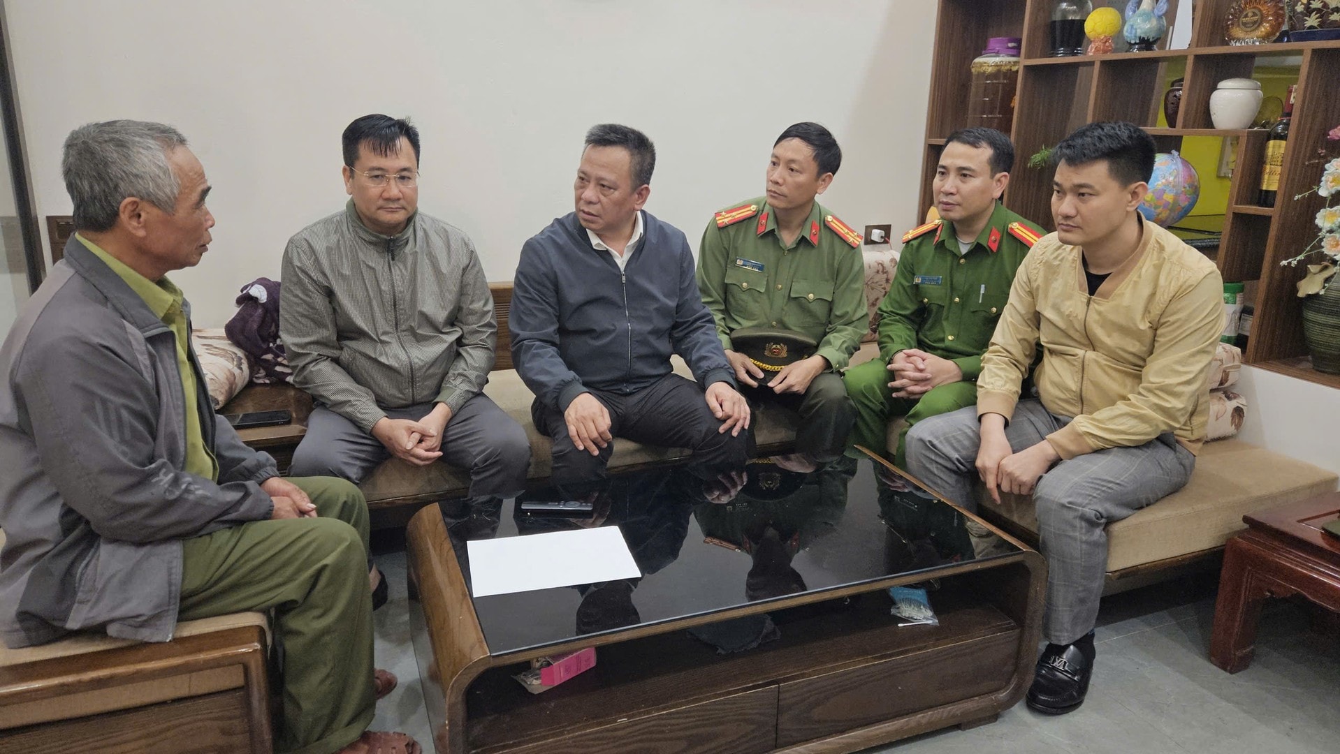 Thiếu tướng Trần Xuân Ánh thăm hỏi gia đình nạn nhân