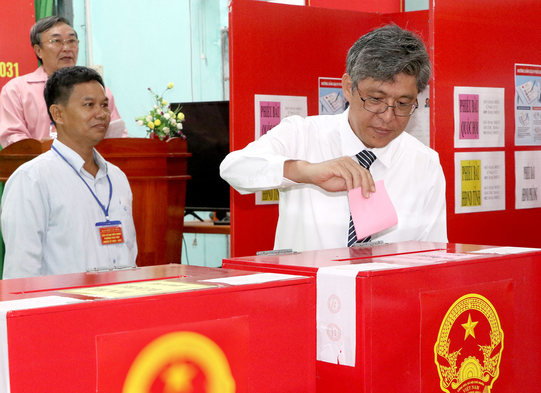 NGuyễn Minh bỏ phiếu