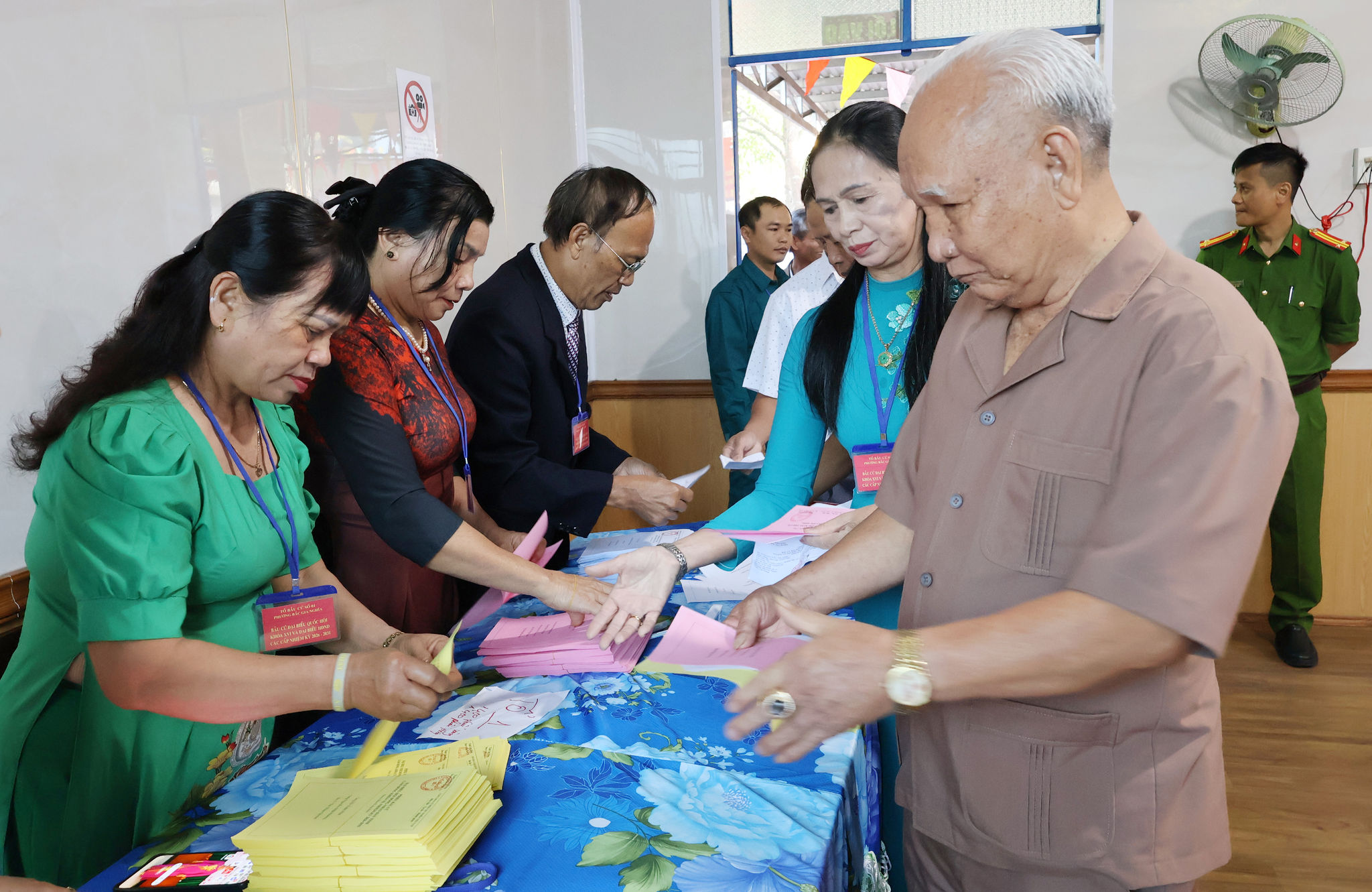 Những cử tri đầu tiên tham gia bỏ phiếu tại Khu vực bỏ phiếu số 1, tổ dân phố 3, phường Bắc Gia Nghĩa