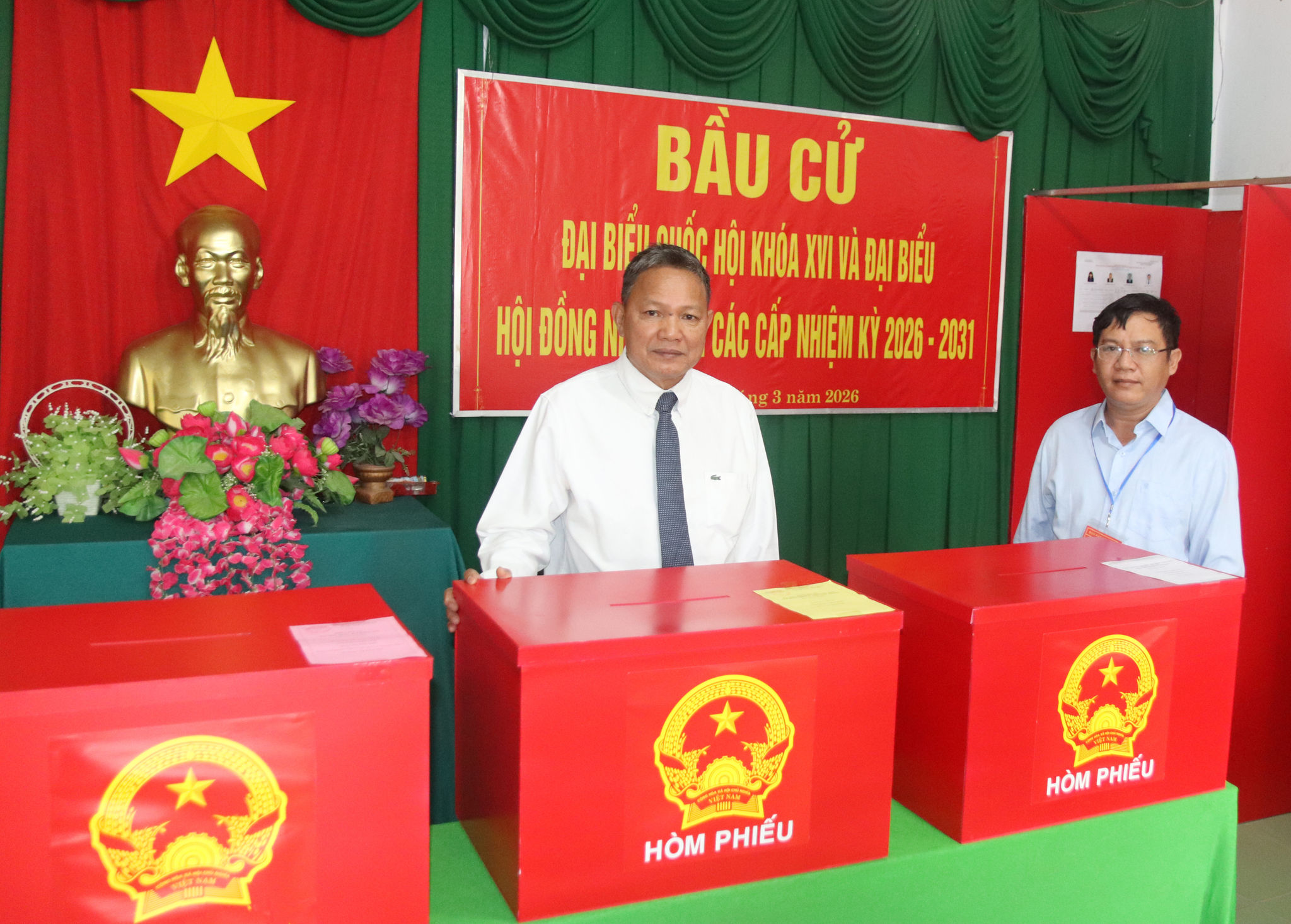Ông Phạm Văn Nam- Ủy viên Ban Thường vụ Tỉnh ủy, Bí thư Đảng ủy phường Mũi Né kiểm tra trước giờ khai mạc bầu cử