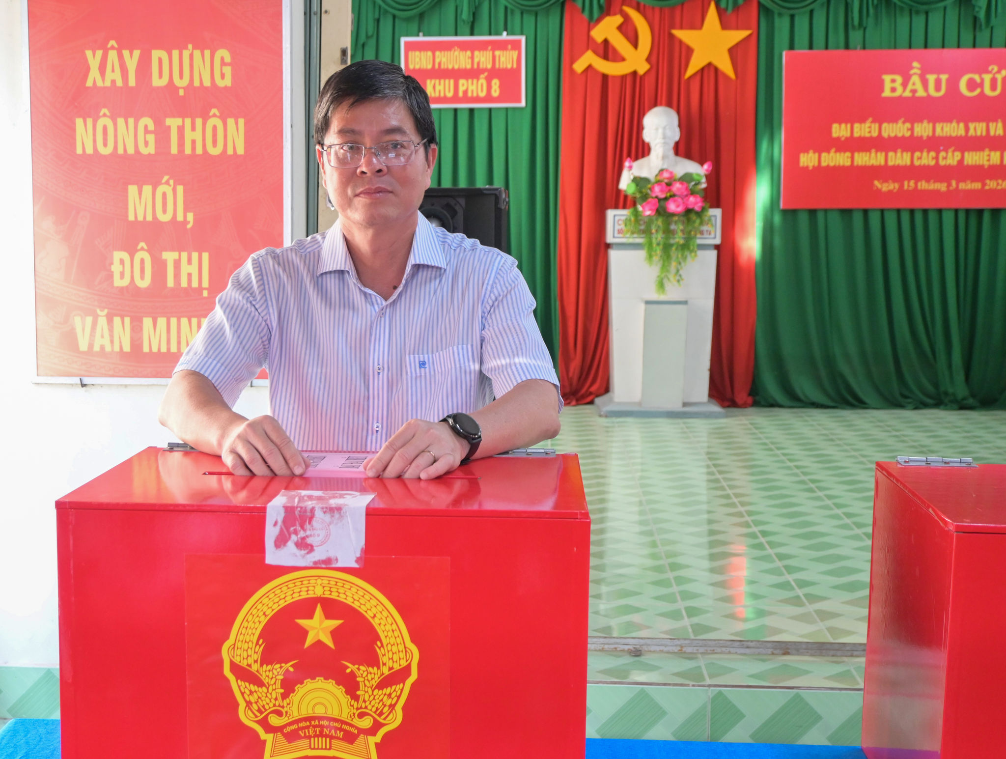 Phó Chủ tịch UBND tỉnh Nguyễn Hồng Hải đã thực hiện bỏ phiếu bầu cử đầu tiên 1