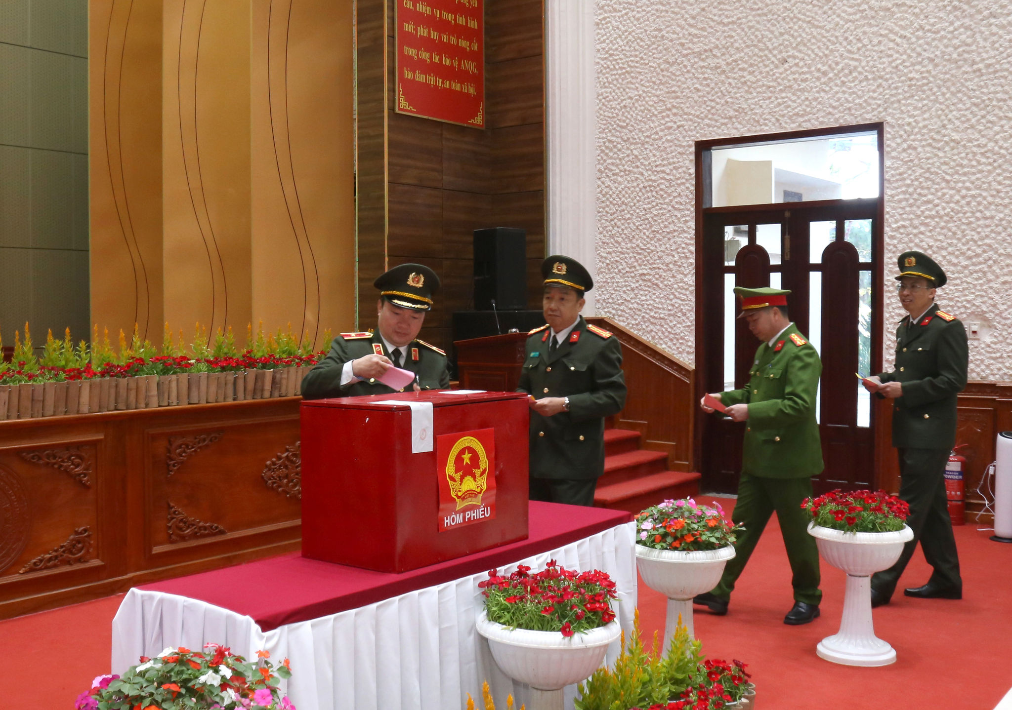 Thiếu tướng Trương Minh Đương, Ủy viên Ban Thường vụ Tỉnh ủy, Giám đốc Công an tỉnh Lâm Đồng bỏ phiếu tại khu vực bỏ phiếu số 13