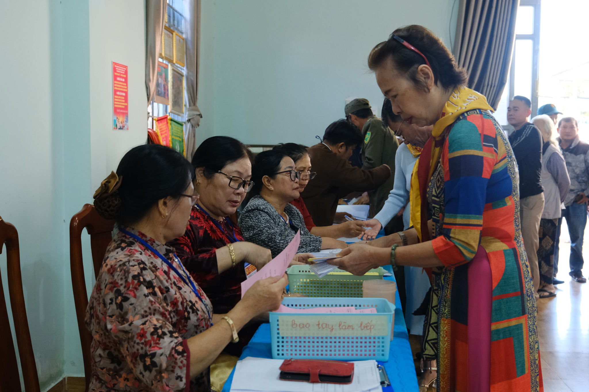Tổ bầu cử khu vực bỏ phiếu số 31, thôn 18, xã Di Linh hướng dẫn cử tri tham gia bỏ phiếu