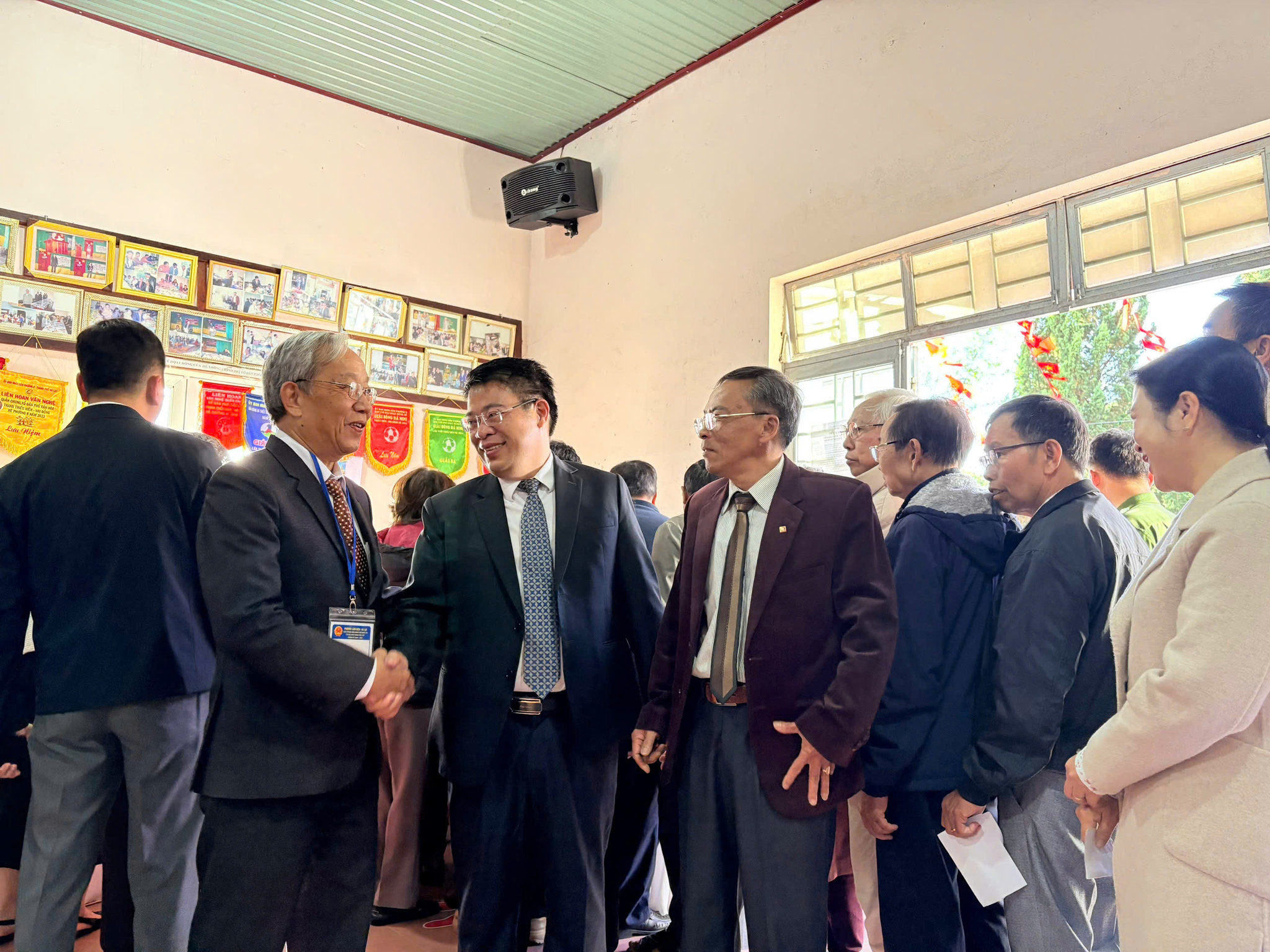 Phó Chủ tịch UBND tỉnh Nguyễn Ngọc Phúc nói chuyện cùng cử tri khu vực bỏ phiếu số 2, tổ dân phố Phù Đổng Thiên Vương.