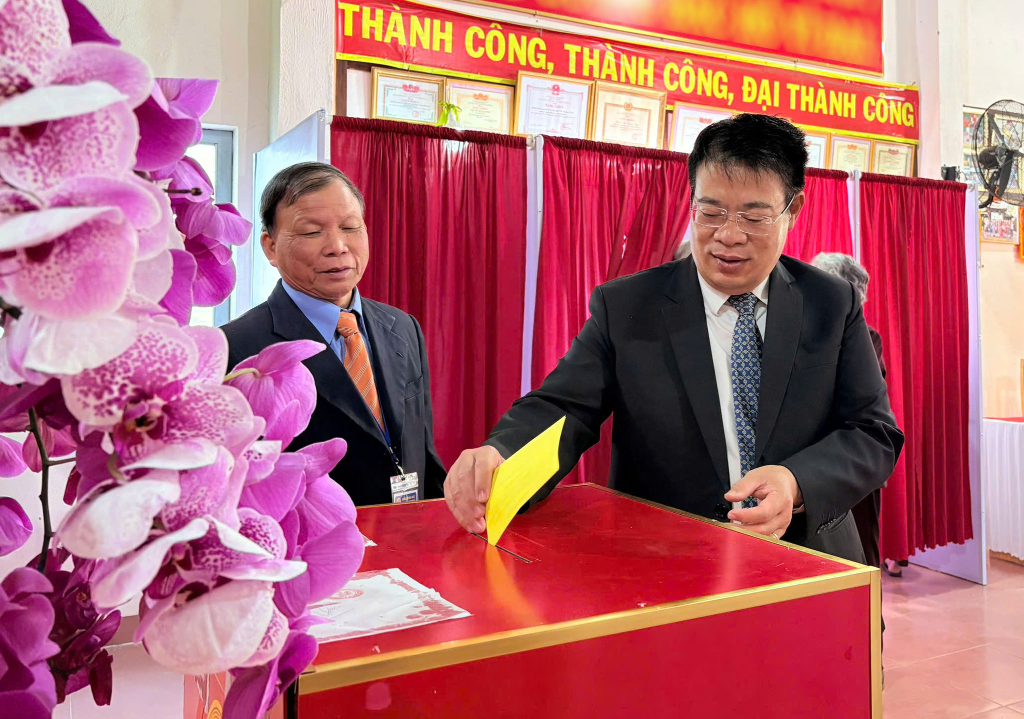 Ông Nguyễn Ngọc Phúc thực hiện quyền và nghĩa vụ công dân, trực tiếp bỏ phiếu bầu cử đại biểu Quốc hội khóa XVI và đại biểu Hội đồng nhân dân các cấp nhiệm kỳ 2026 - 2031