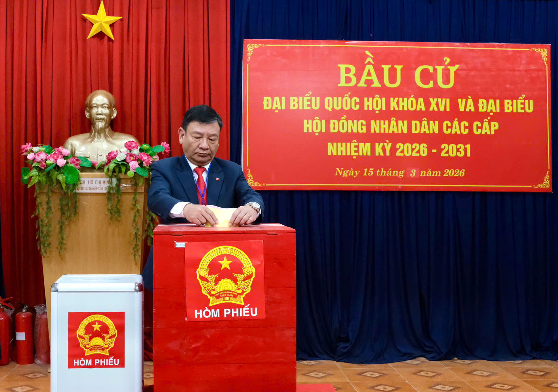 Đồng chí Bùi Thắng, Phó Bí thư Tỉnh ủy bỏ phiếu tại Khu vực bỏ phiếu số 26, Tổ dân phố 6, Phường 1 Bảo Lộc