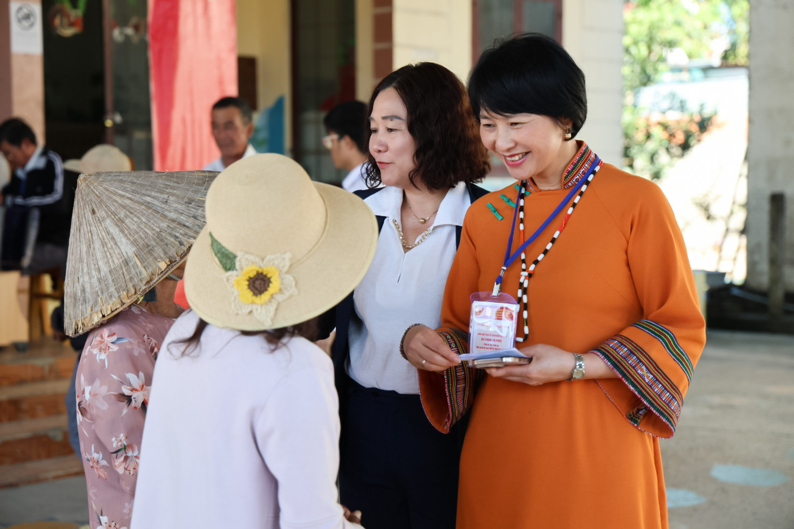 Phó Bí thư Tỉnh ủy Phạm Thị Phúc trò chuyện, thăm hỏi cử tri tại khu vực bỏ phiếu số 24, xã Đinh Văn Lâm Hà