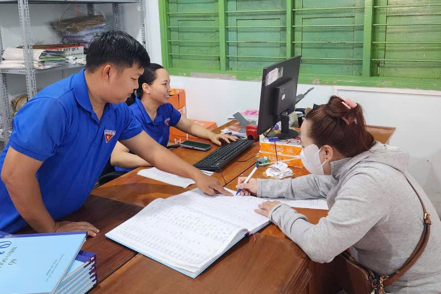 Tuổi trẻ xã Đạ Tẻh hỗ trợ xử lý hồ sơ, đẩy nhanh tiến độ giải quyết các thủ tục còn tồn đọng, qua đó, góp phần nâng cao hiệu quả cải cách hành chính