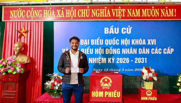 Tiền đạo Nguyễn Xuân Son tham gia bỏ phiếu tại Nam Định.