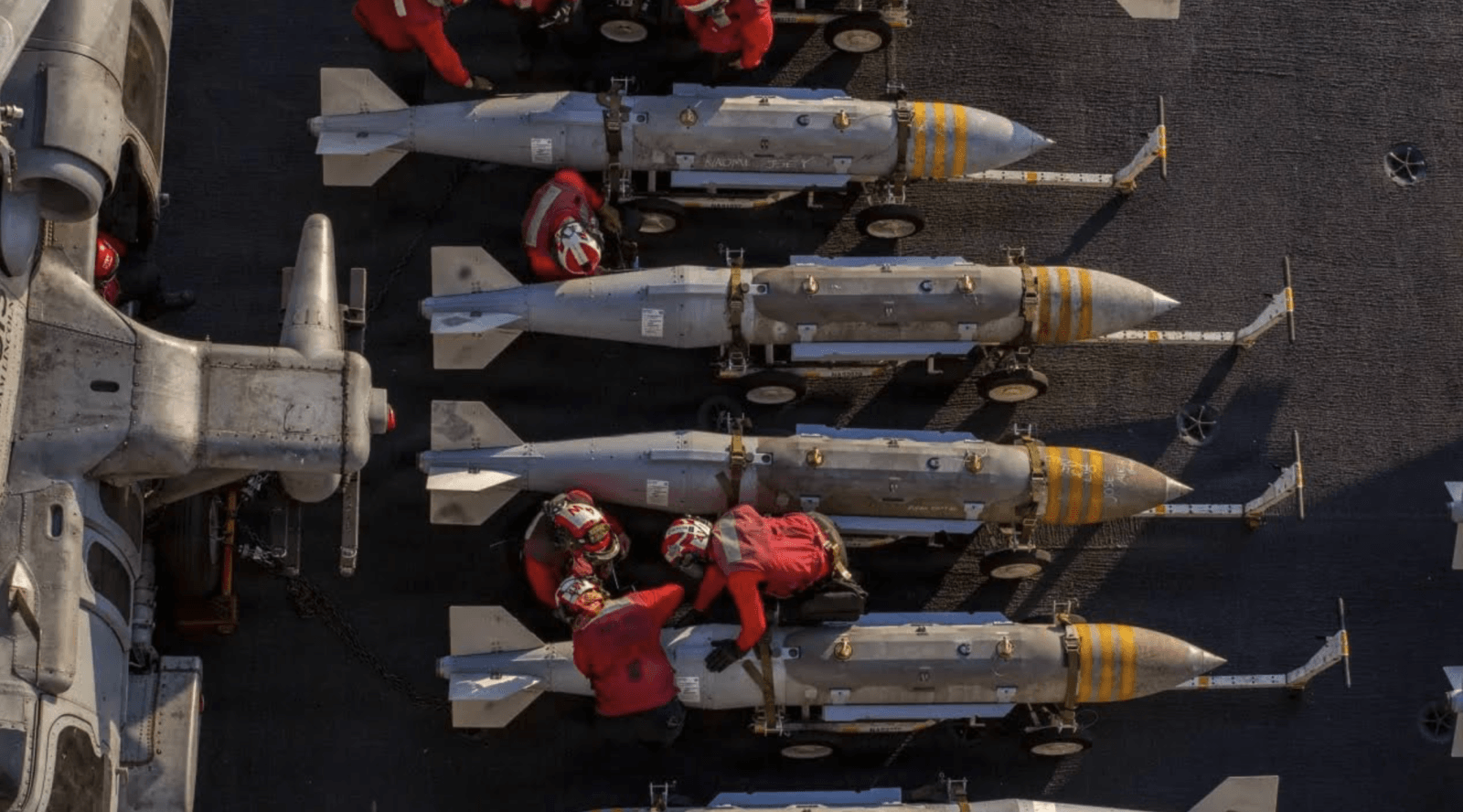 Các thủy thủ Mỹ bố trí vũ khí trên boong tàu sân bay lớp Nimitz USS Abraham Lincoln phục vụ chiến dịch Epic Fury.