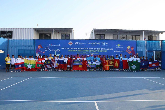 Đội hình U14 Việt Nam ăn mừng chức vô địch tại giải ITF Pre Qualifying 2026