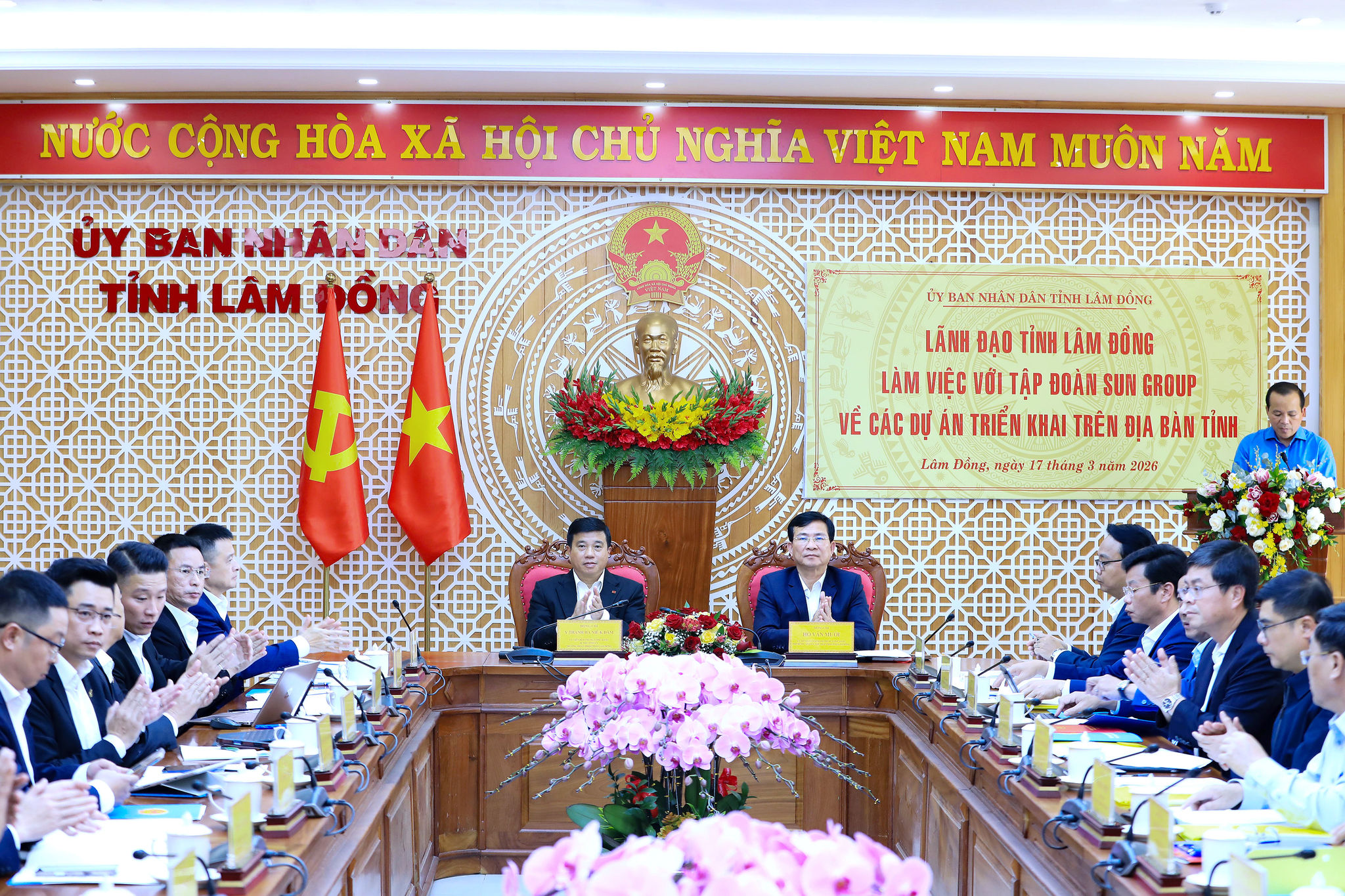 1. Il 17 marzo, il segretario provinciale del Partito di Lam Dong, Y Thanh Ha Nie Kdam, e il presidente del Comitato popolare provinciale, Ho Van Muoi, hanno presieduto una sessione di lavoro con il Gruppo Sun.