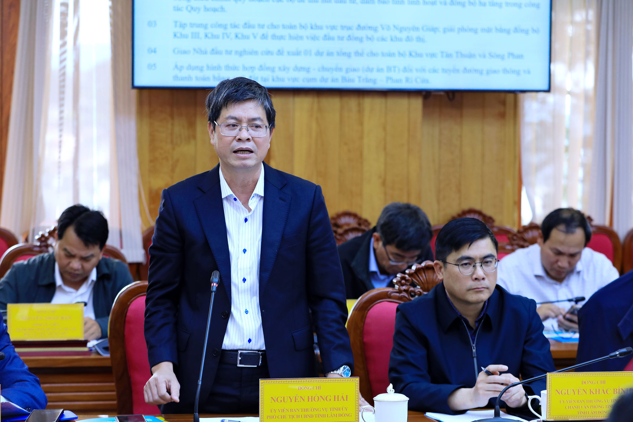10. Il membro del Comitato permanente del Comitato provinciale del Partito, il vicepresidente del Comitato popolare provinciale di Lam Dong, Nguyen Hong Hai, ha richiesto una revisione, un monitoraggio dei progressi e una rapida risoluzione di eventuali problemi che dovessero sorgere al fine di raggiungere il risultato finale.