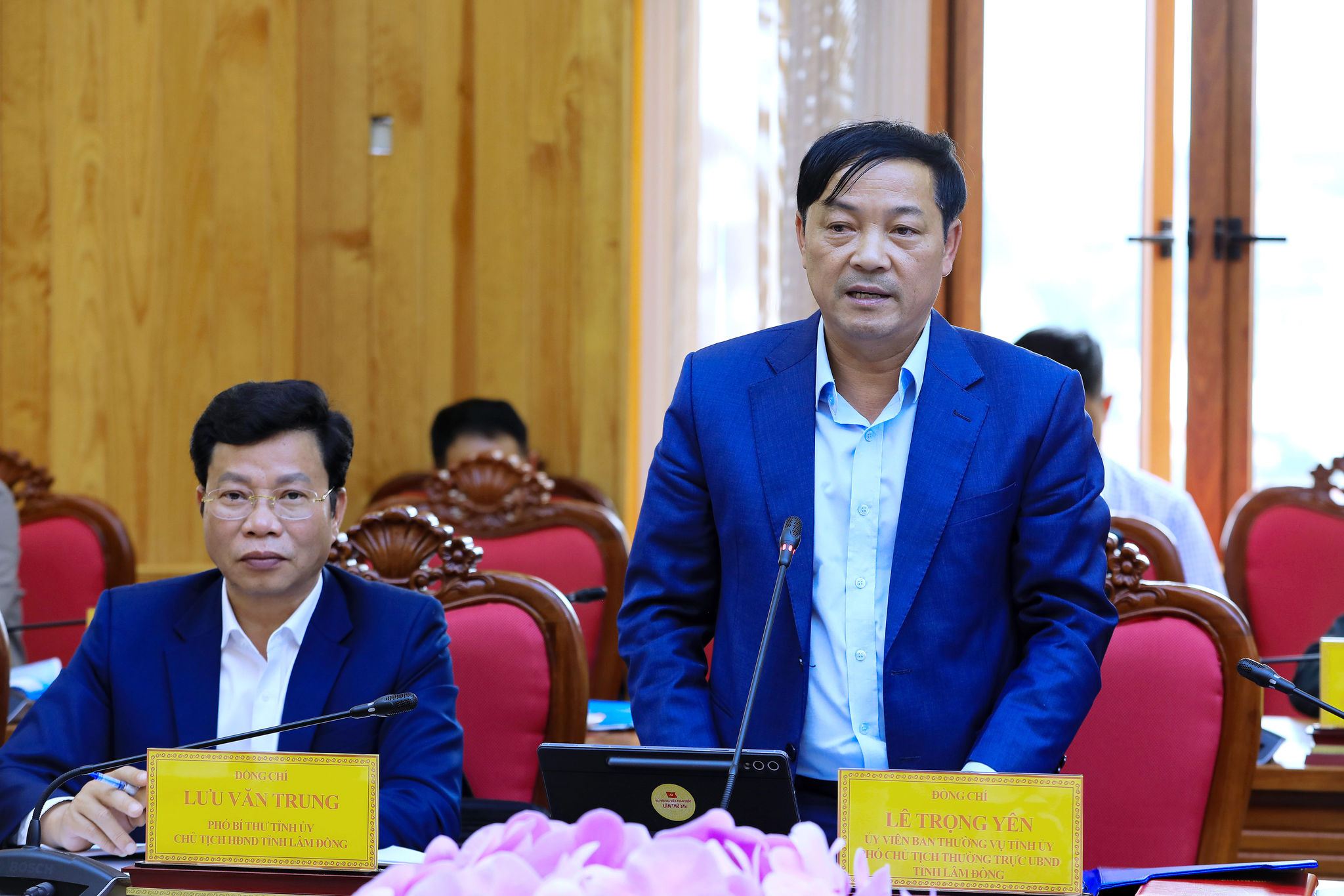 Undici membri del Comitato permanente del Comitato provinciale del Partito e il vicepresidente permanente del Comitato popolare provinciale di Lam Dong, Le Trong Yen, hanno discusso di diverse questioni relative ai prezzi dei terreni e ai lavori di bonifica.