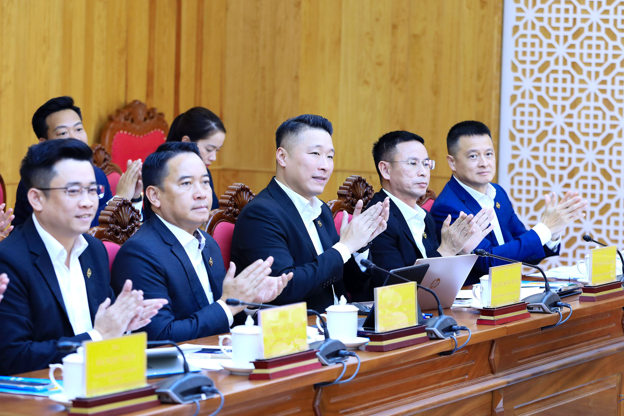 15. I dirigenti di Sun Group Corporation hanno espresso pieno accordo con le direttive emanate dalla provincia di Lam Dong durante la sessione di lavoro.