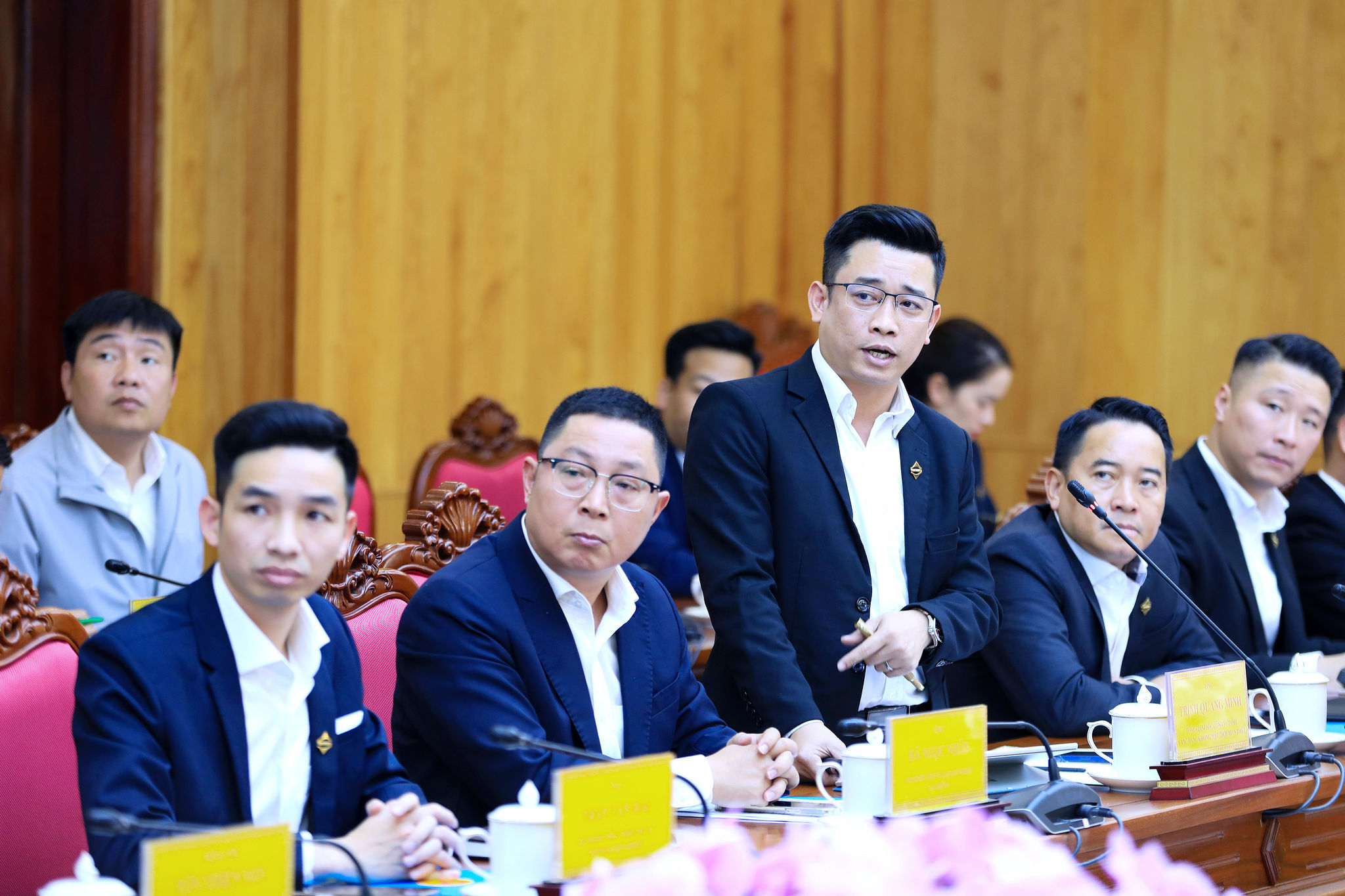4. Il signor Trinh Quang Minh, direttore generale della Phan Thiet Sun Airport Co., Ltd., ha fornito informazioni sullo stato di avanzamento dei progetti nella provincia orientale di Lam Dong.