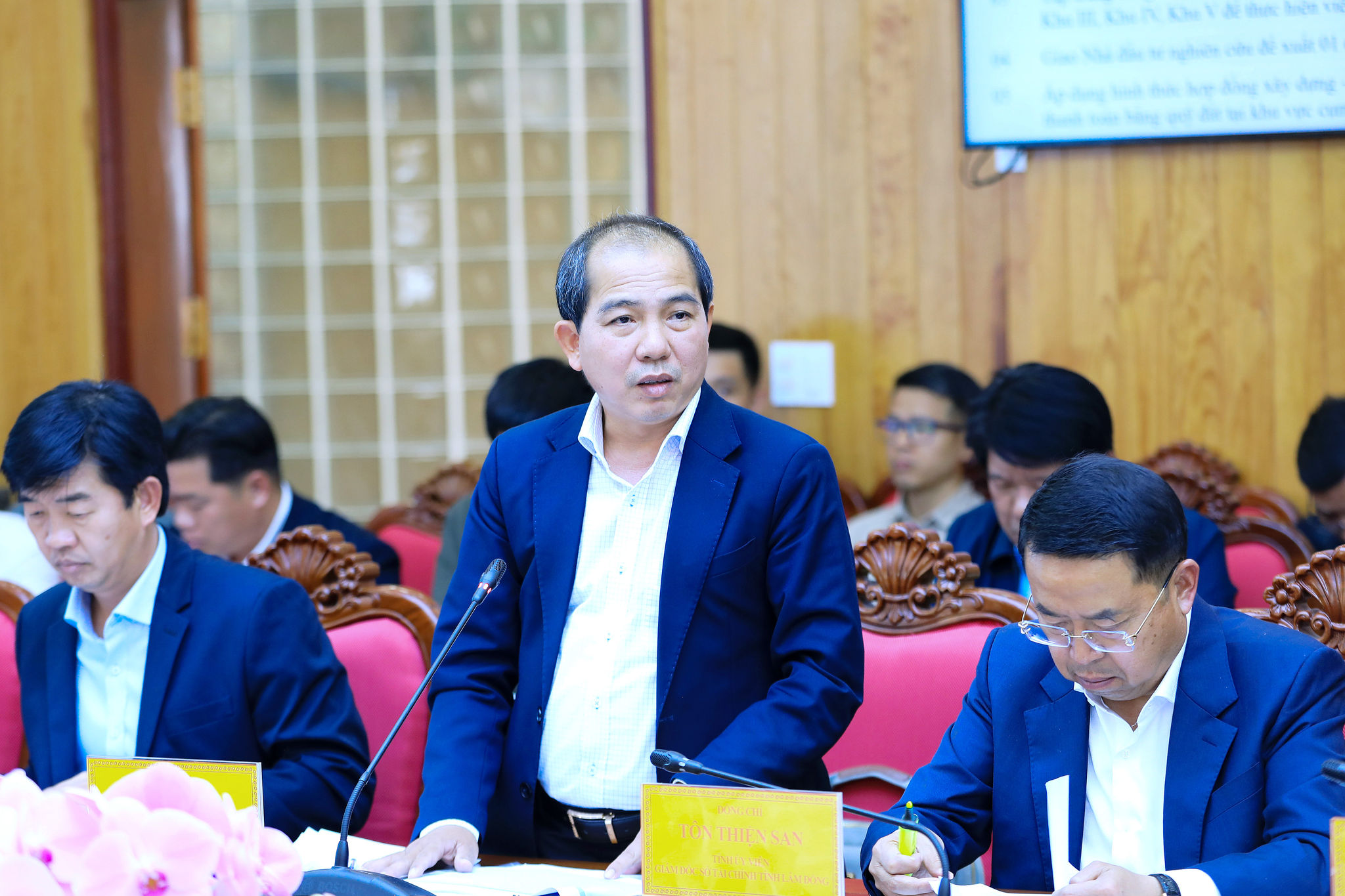 5. Il direttore del dipartimento di costruzioni di Lam Dong, Le Ngoc Tien, ha riferito su diverse questioni relative al progetto di Sun Group.