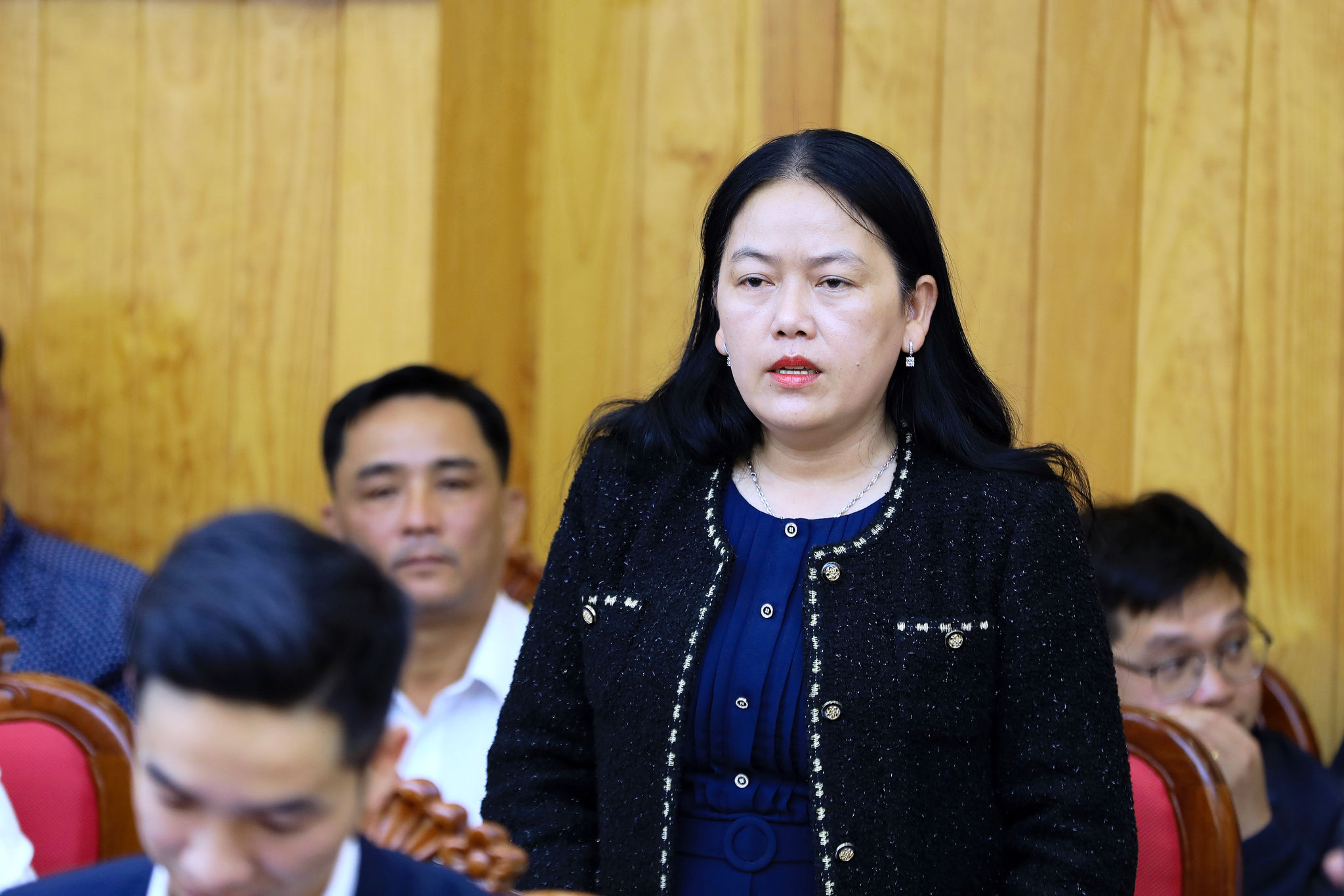 7. I leader del Comitato popolare della comune di Tan Thanh forniscono informazioni su alcuni ostacoli relativi allo sgombero dei terreni nella zona.