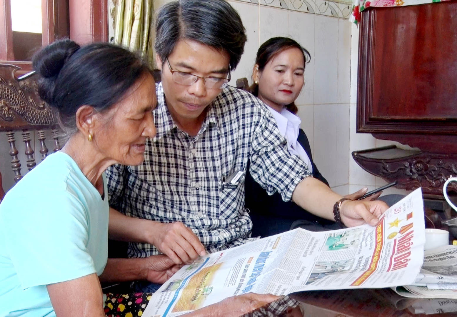 Đảng viên lão thành người Mạ Điểu Thị Lôi (ngoài cùng trái)