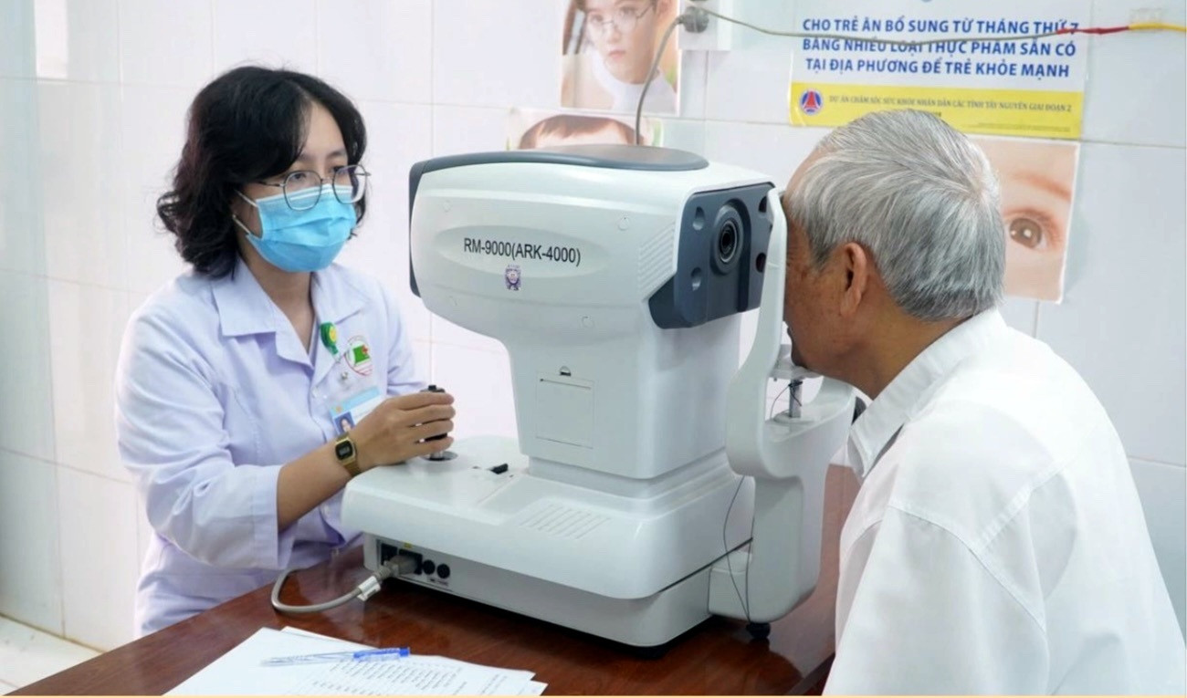 Hình 2- Khám mắt cho bệnh nhân tại TTYTKV Đắk Mil