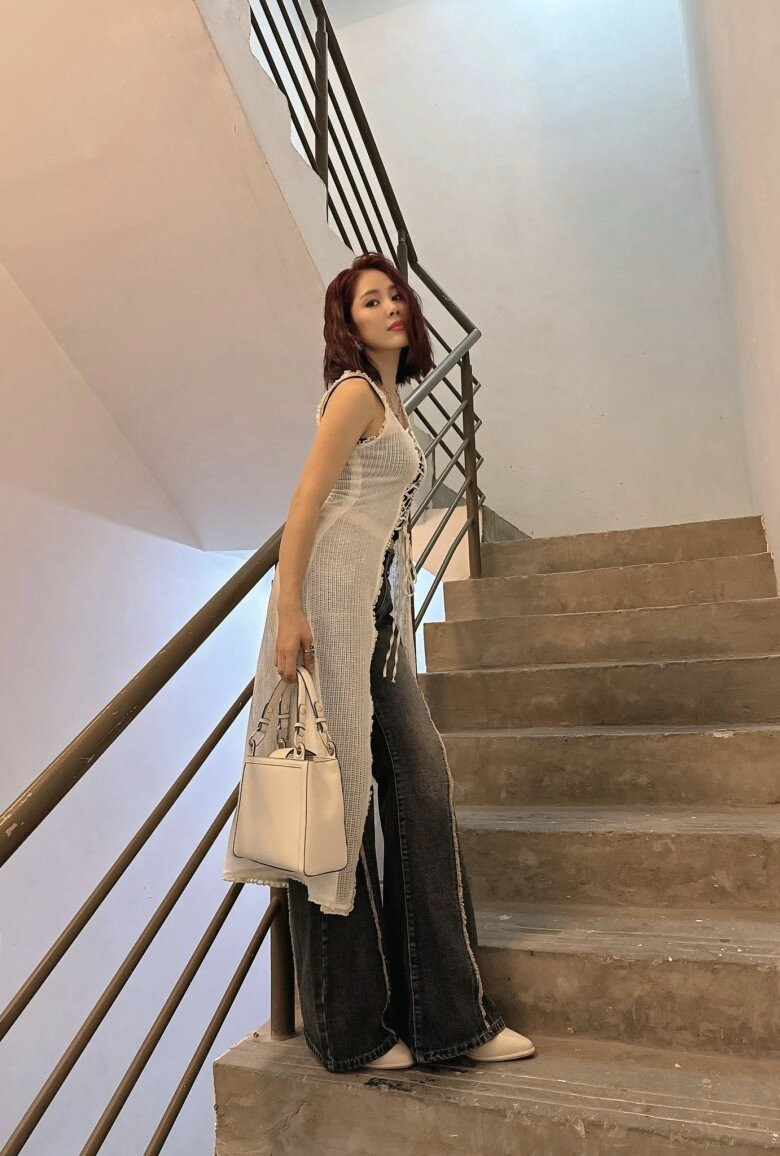 Nữ diễn viên Lê Phương khoe phong cách thời trang trẻ trung.