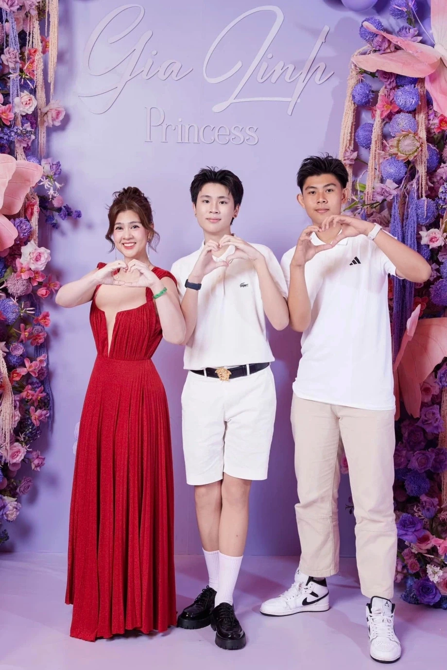 Hai con trai của Kim Thư và Phước Sang sở hữu vóc dáng cao lớn.