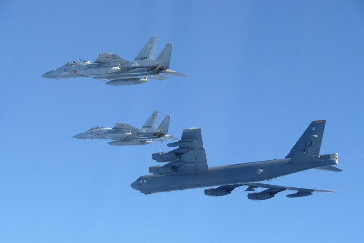 Tiêm kích F-15 phối hợp cùng máy bay ném bom chiến lược B-52 trong các chiến dịch không kích.