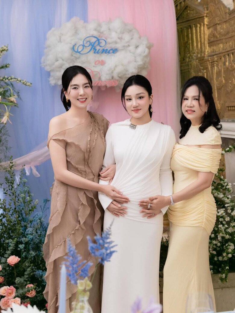 Mẹ chồng nữ MC có vẻ ngoài trẻ trung, phong cách chỉn chu không hề lép vế khi đứng cạnh con dâu xinh đẹp.