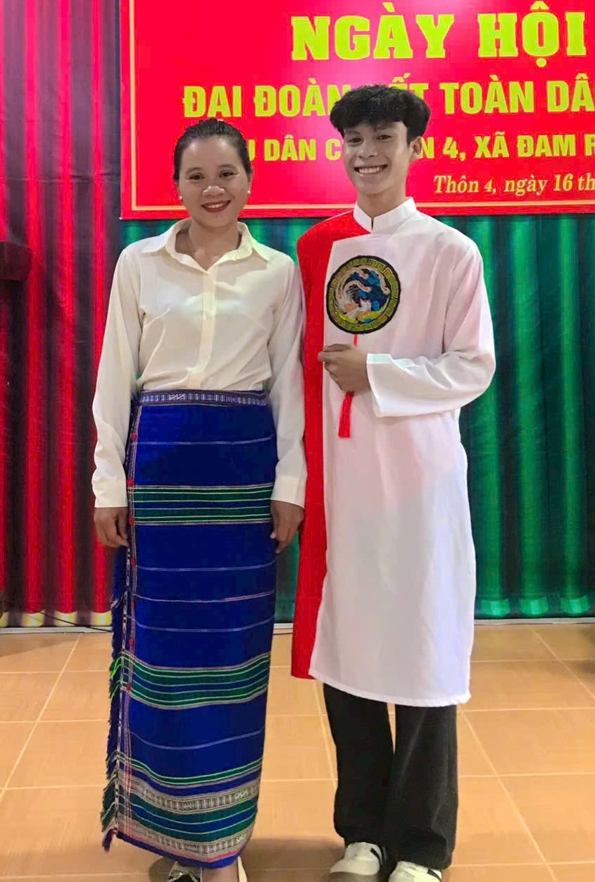 Nữ đảng viên trẻ Kơ Să Bich-bên trái-tại Ngày hội đại đoàn kết toàn dân tộc Thôn 4-xã Đam Rông 4-
