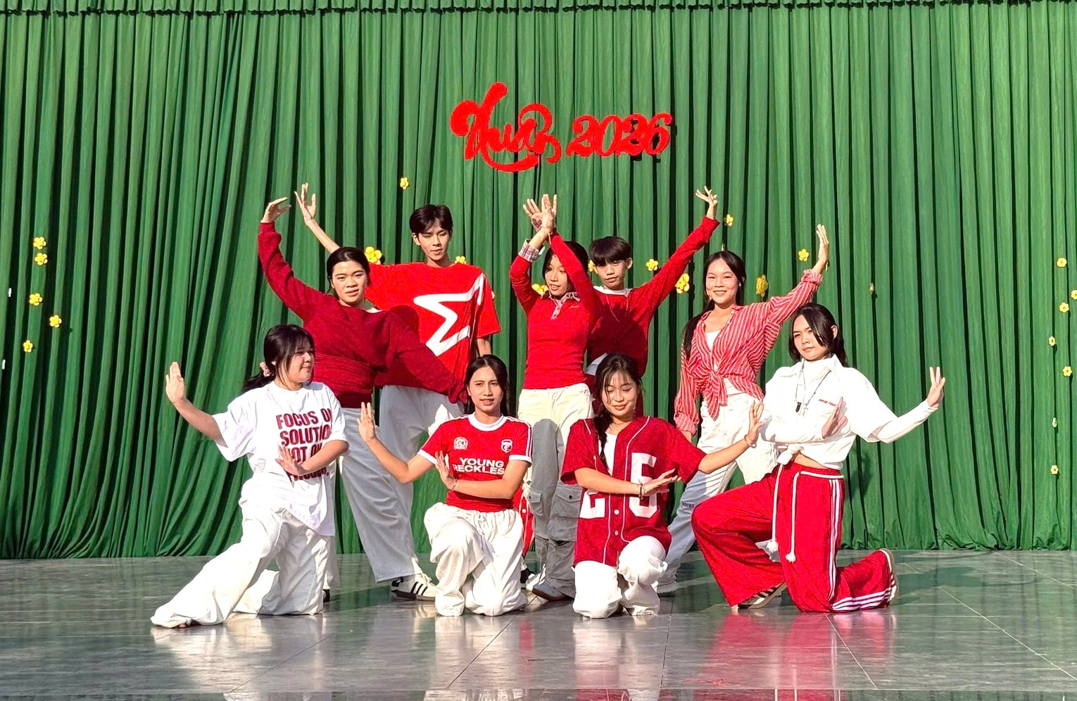 Sôi nổi những điệu nhảy hiện đại của nhóm D4U tại Trường THPT Phan Chu Trinh Phan Thiết