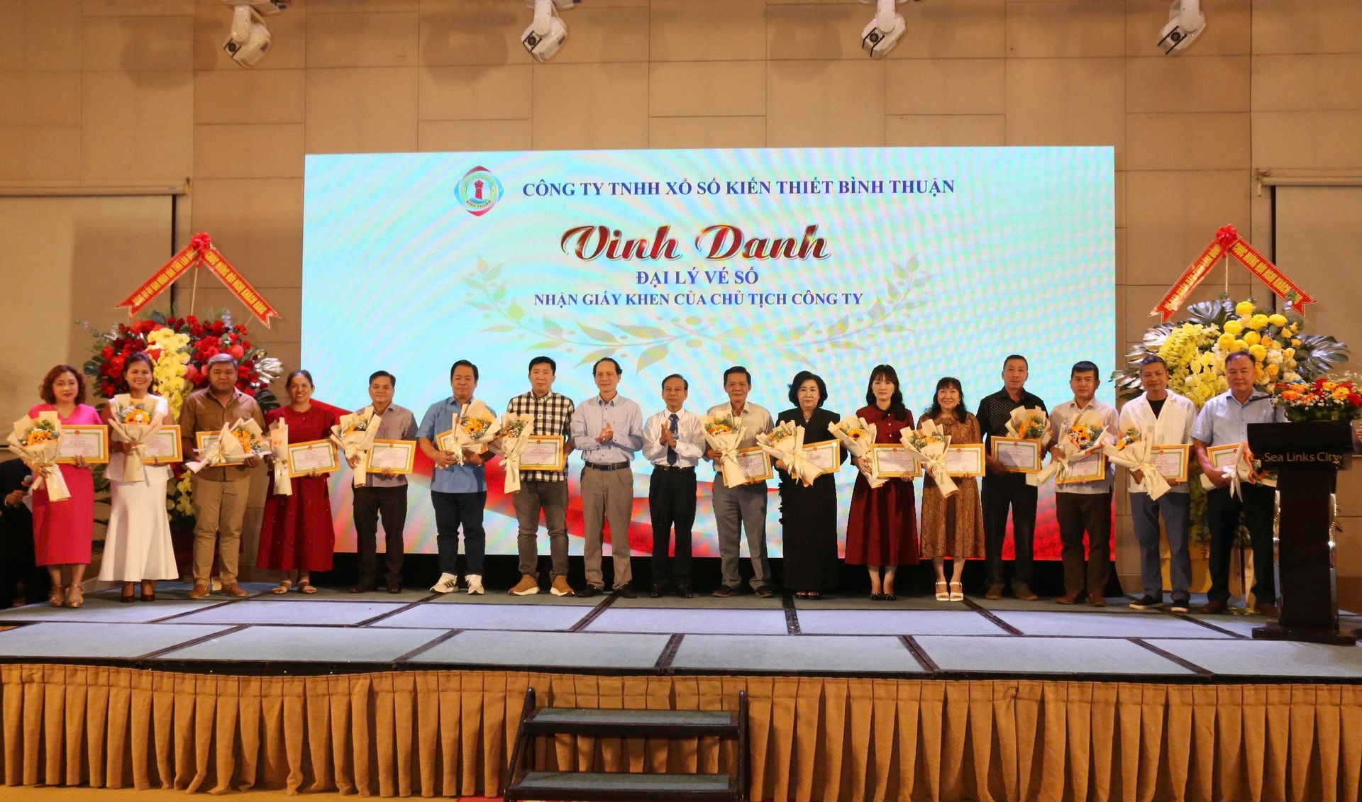 Trao giấy khen cho c&aacute;c đại l&yacute; c&oacute; th&agrave;nh t&iacute;ch xuất sắc trong hoạt động knh doanh