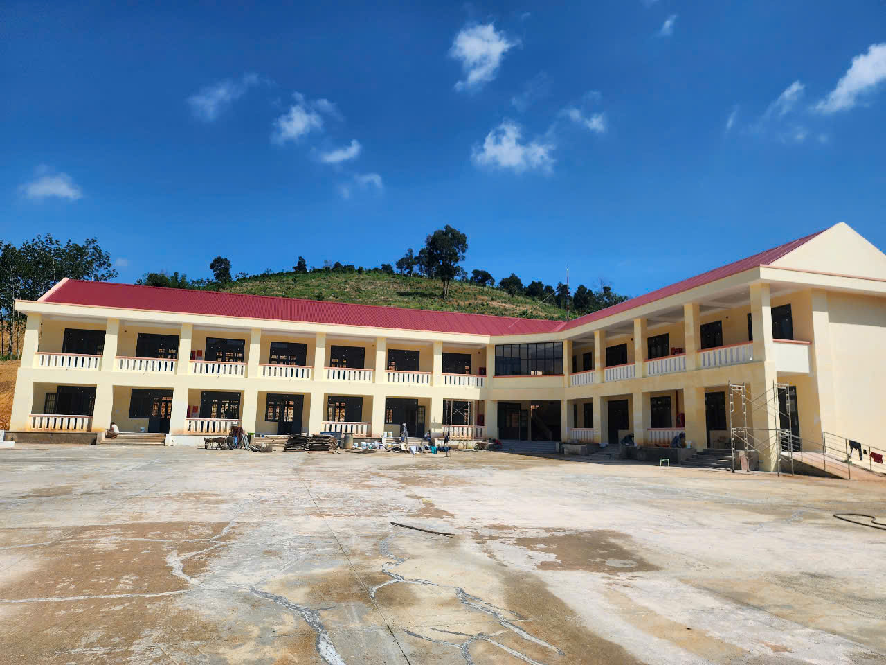 Khu vực Gia Nghĩa có 42 trường học (từ bậc Mầm non, Tiểu học và Trung học cơ sở) với đầy đủ cơ sở vật chất, thiết bị dạy học nên con em trong độ tuổi đều được đến trường. Ảnh: Trường Tiểu học Trần Quốc Toản, phường Bắc Gia Nghĩa được xây dựng khang trang đáp ứng nhu cầu dạy và học