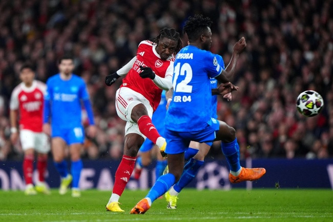 Arsenal thắng Leverkusen 2-0 ở trận lượt về.