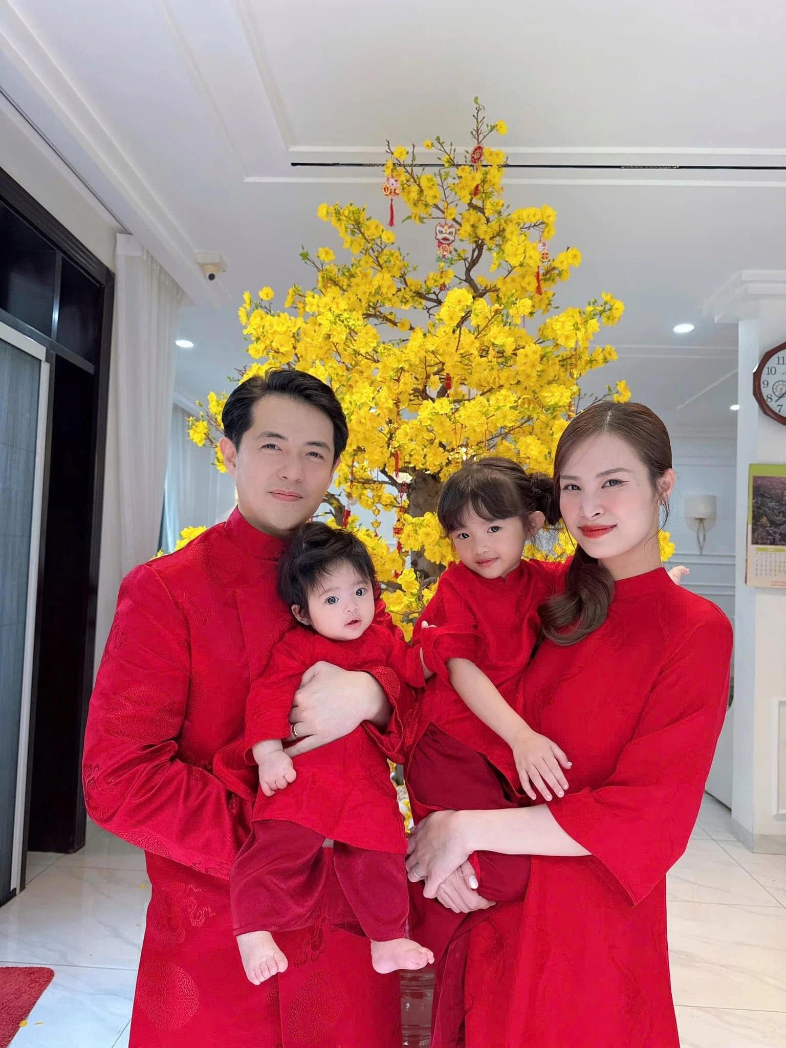 Đông Nhi - Ông Cao Thắng có 2 con gái xinh xắn, ngoan ngoãn.