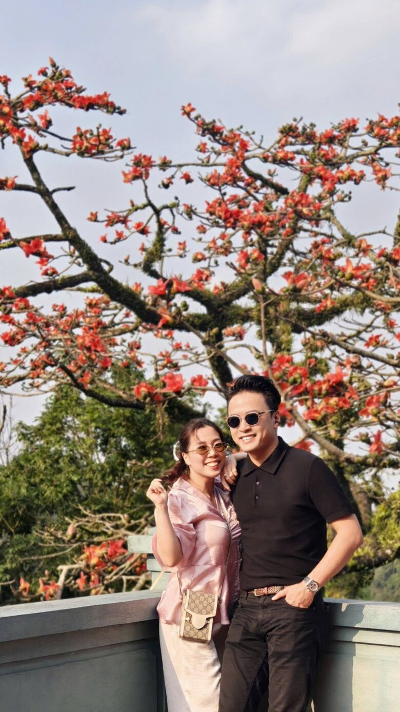 Hồng Đăng cùng vợ vãn cảnh chùa Hương.