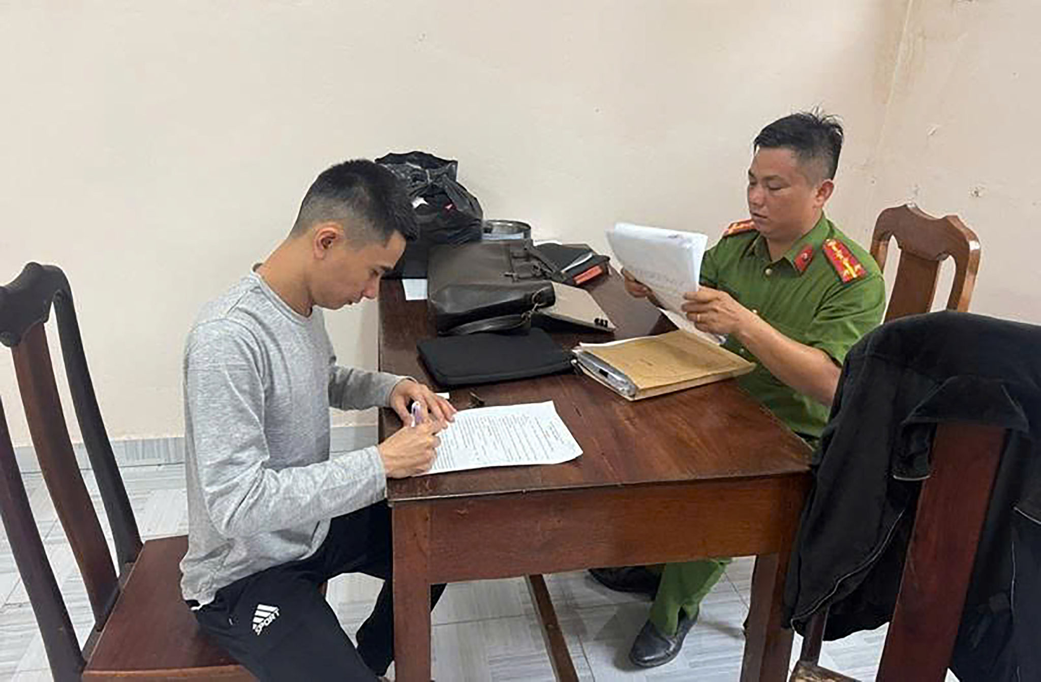 Trần Đăng Vương tại cơ quan Công an