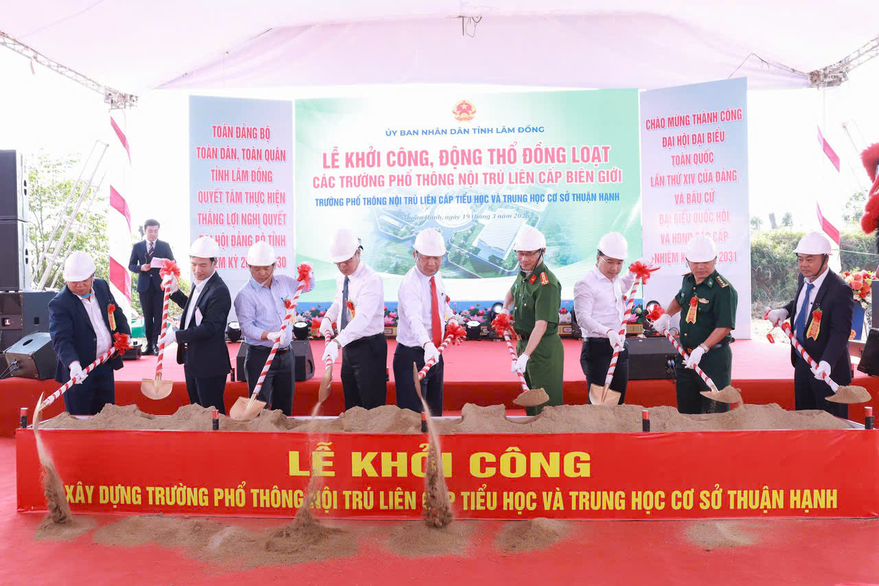 Các đồng chí lãnh đạo Tỉnh uỷ, UBND tỉnh, các sở ngành, Ban quản lý xây dựng dự án thực hiện nghi thức khởi công xây dựng