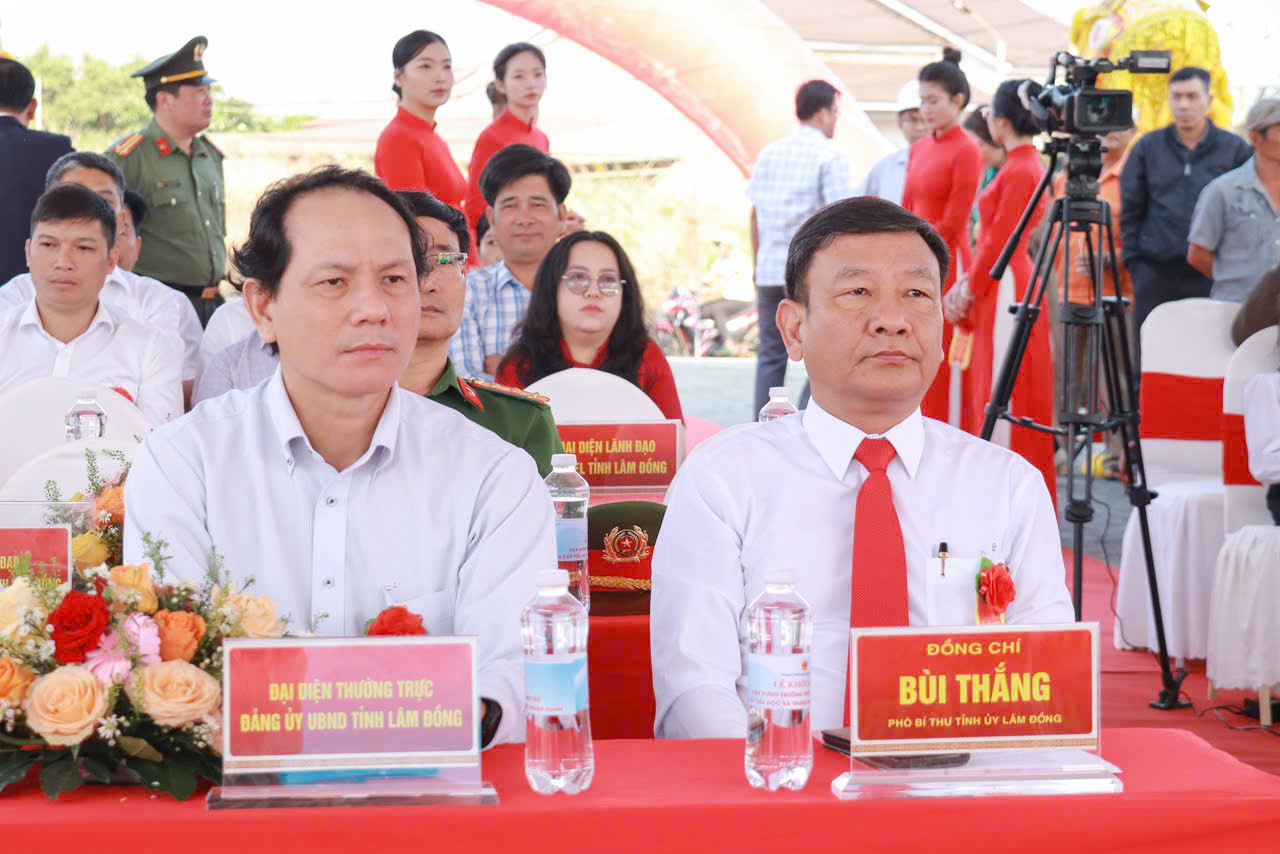 Đồng chí Bùi Thắng, Phó Bí thư Tỉnh uỷ tham dự Lễ khởi công tại xã biên giới Thuận Hạnh