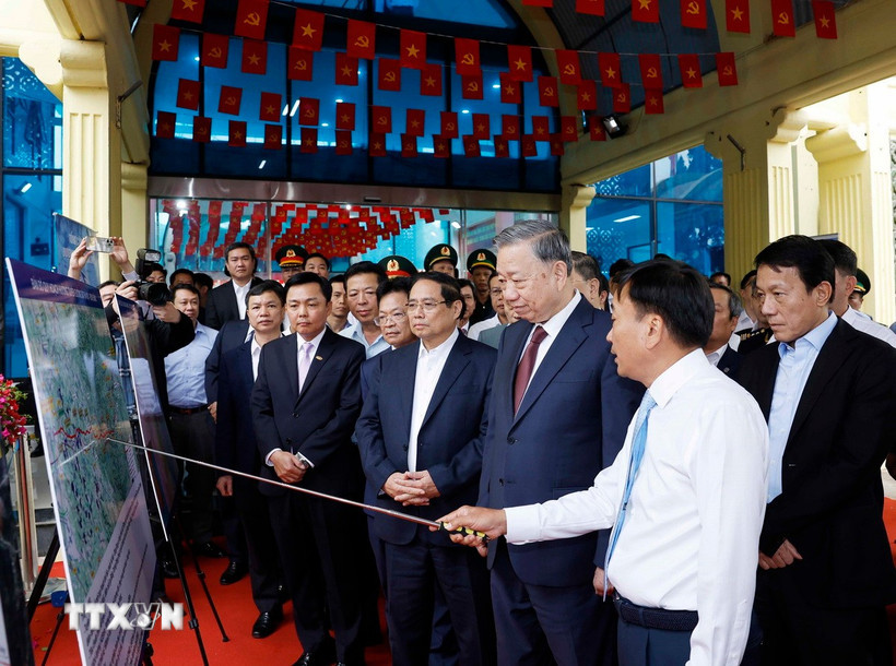 Tổng Bí thư Tô Lâm, Thủ tướng Phạm Minh Chính và đoàn công tác Trung ương kiểm tra thực địa tại ga Đồng Đăng. (Ảnh: Thống Nhất/TTXVN)